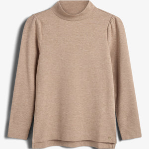 Beige, langærmet trøje hænger frit mod en hvid baggrund. Trøjen har en høj hals og en enkel stil uden mønstre, hvilket fremhæver dens klassiske design.