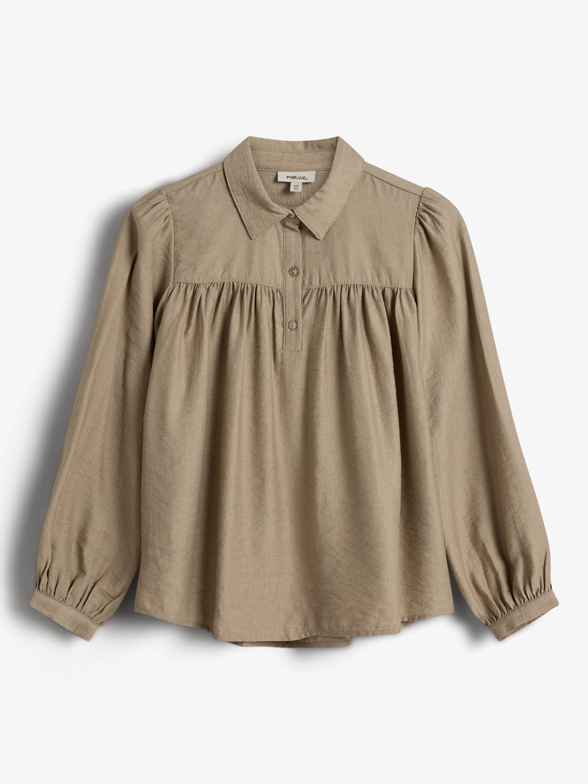 Beige bluse med lange ærmer hængt op mod en hvid baggrund. Har knaplukning og krave, med et rynket bærestykke foroven. Etikettekst: "P+L LOVE, size S."