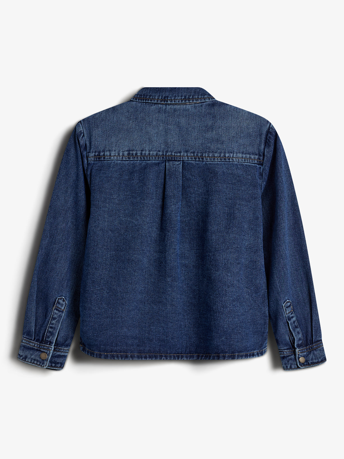 En denimjakke vises bagfra, hængende frit. Jakken er mørkeblå med lange ærmer og knappede manchetter, præsenteret mod en neutral lys baggrund.