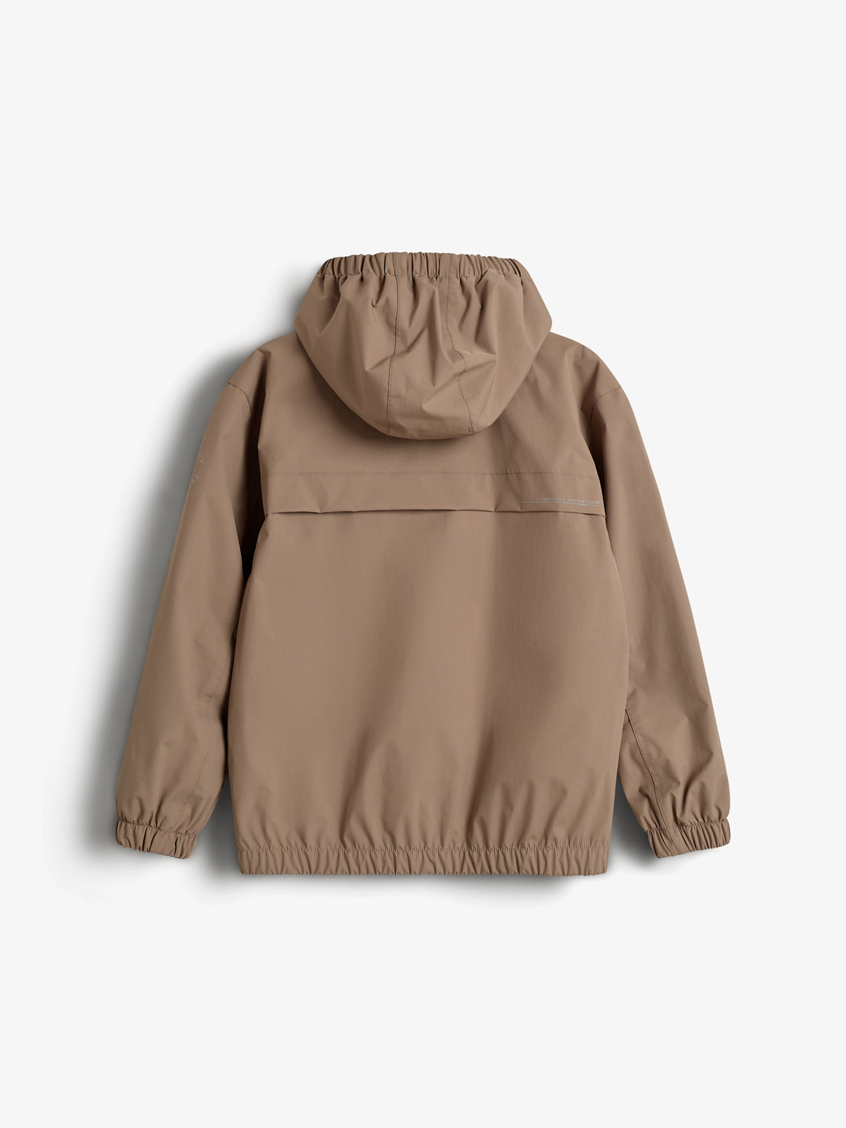 Jakke i beige farve med hætte, ses bagfra; hætten og taljen har elastisk kant. Baggrunden er enkel og lys, hvilket fremhæver jakkens design.