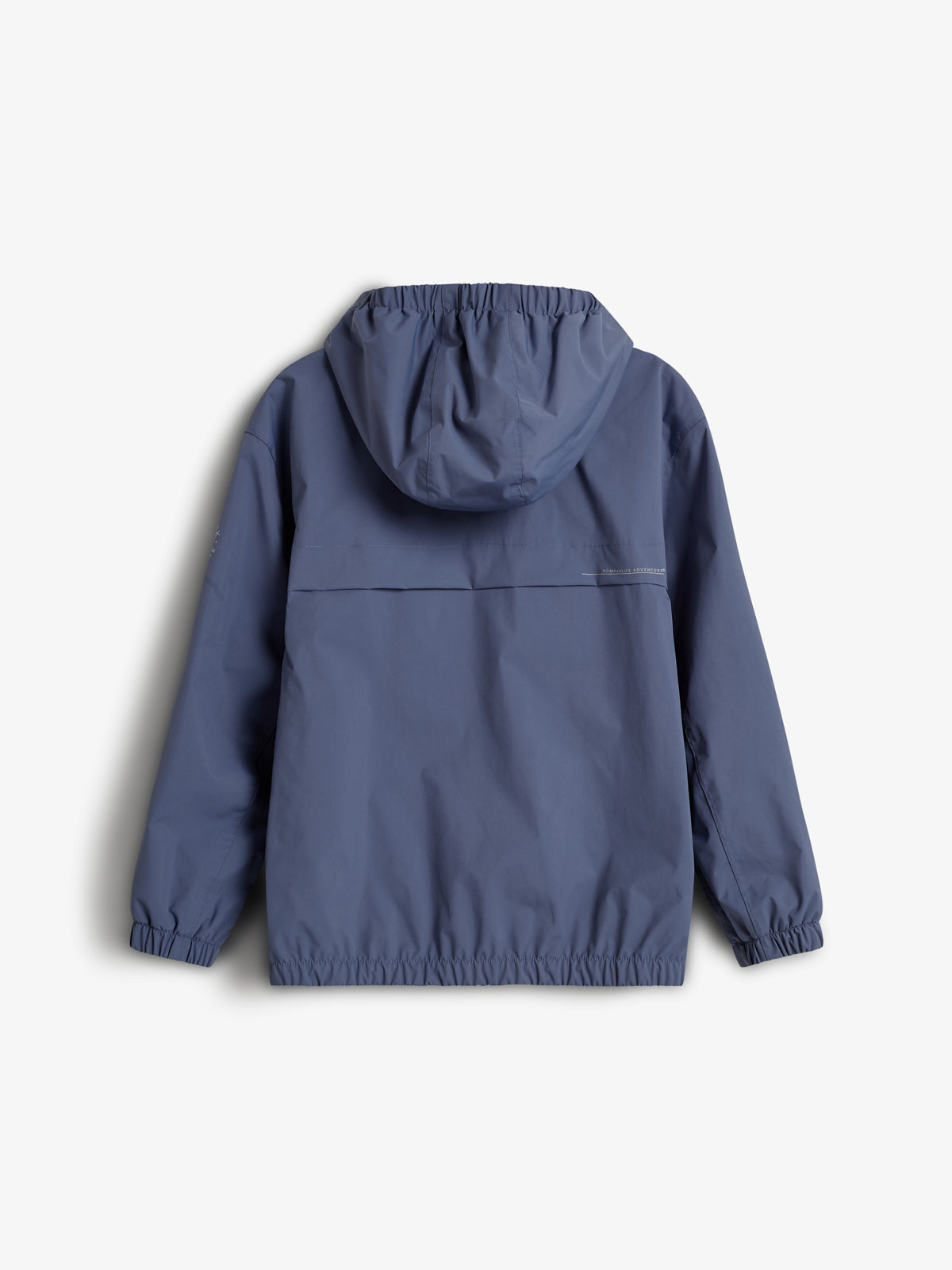 Blå jakke med hætte vises bagfra, afslappet hængende. Designet inkluderer elastik ved manchetter og kant. Tekst: "SEAM SEALED" og "WATERPROOF" i neutrale omgivelser mod hvid baggrund.