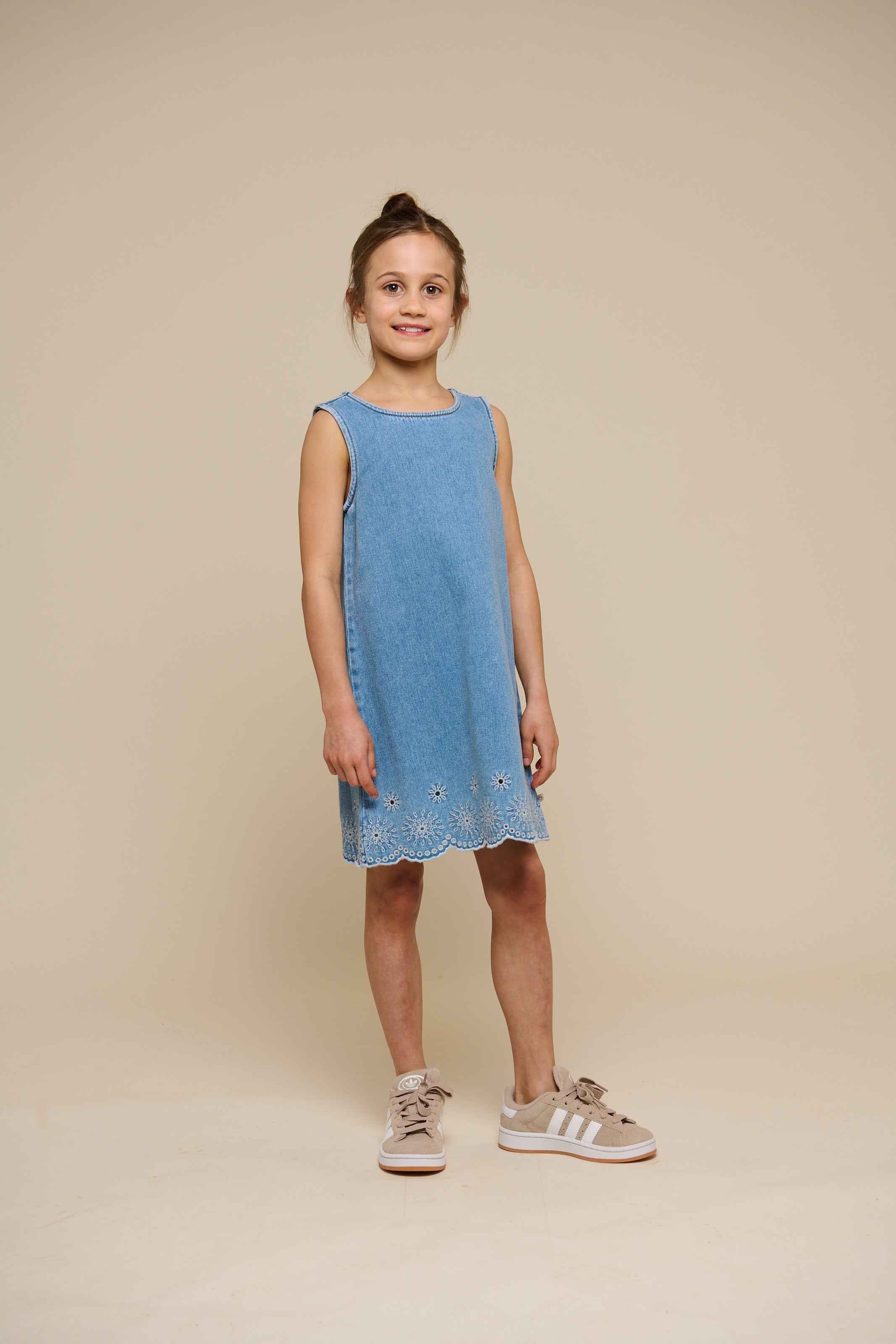Broderet kort denimkjole - Tween - Light Blue Denim | 101019 Vera