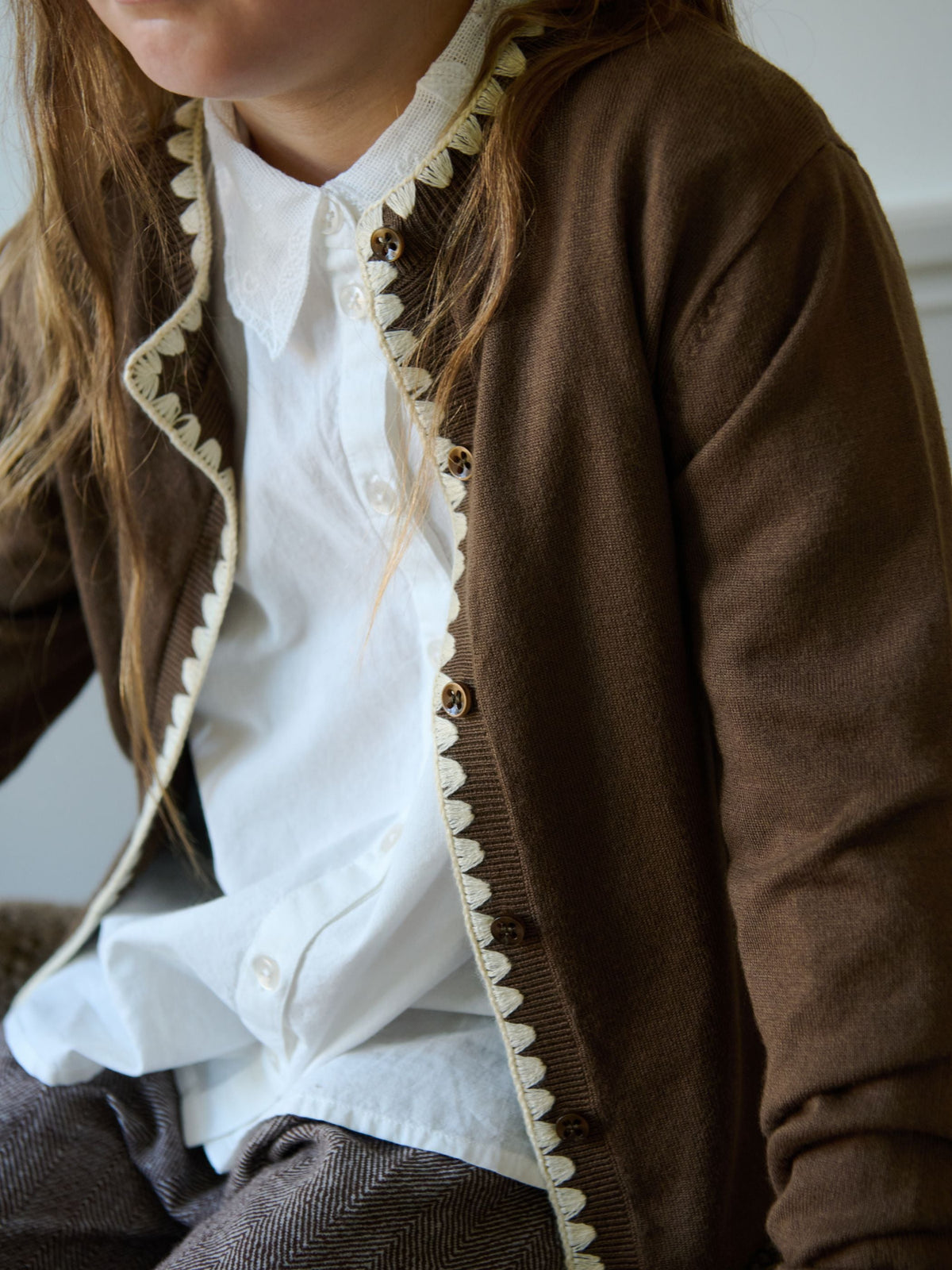 Cardigan med kontraststikninger Tween - Brown/Offwhite | 101633 Lia