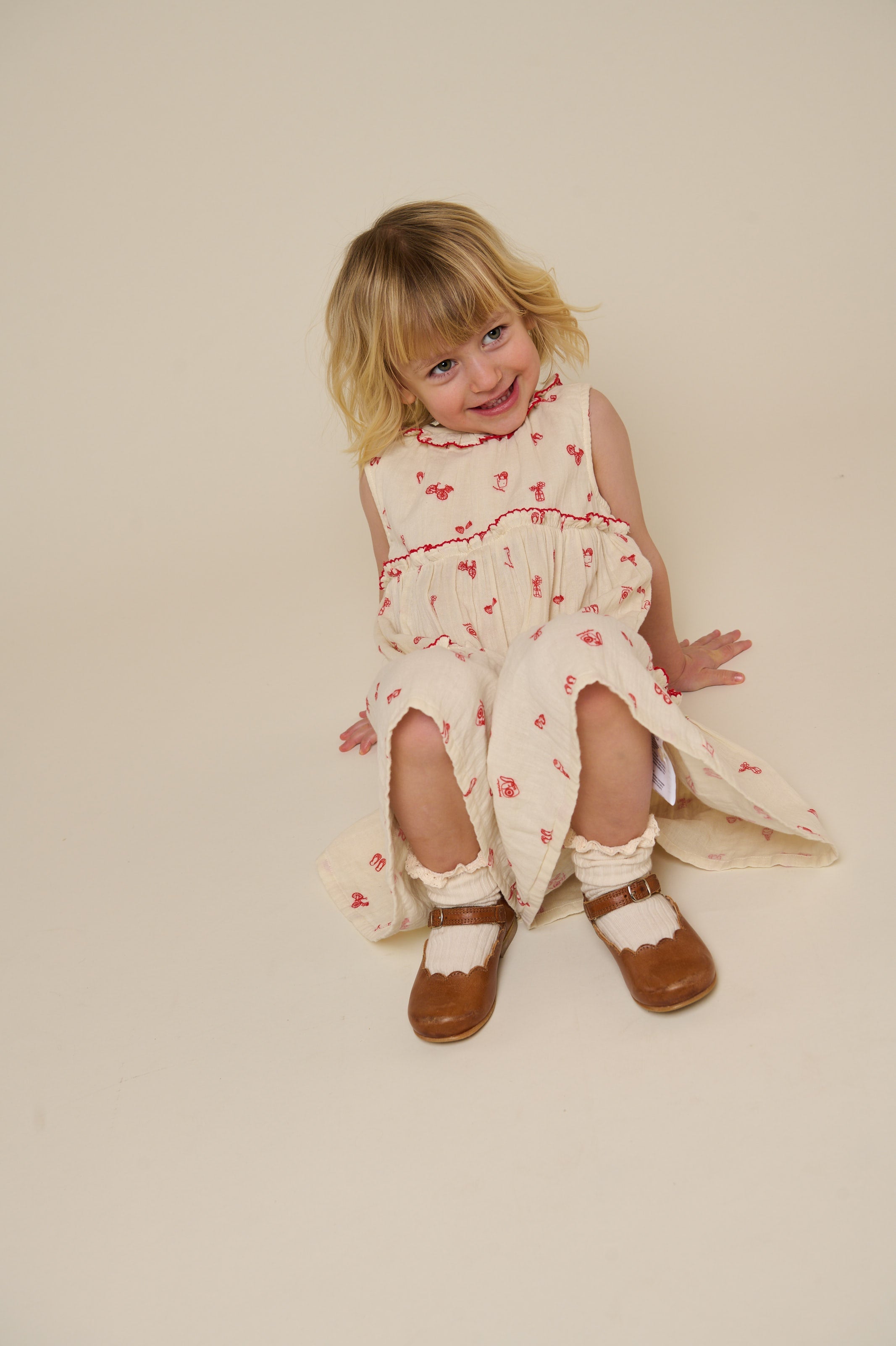 Kjole med krave i musselin med print - Kids - Offwhite/Cherry Red | 100975 Fiona