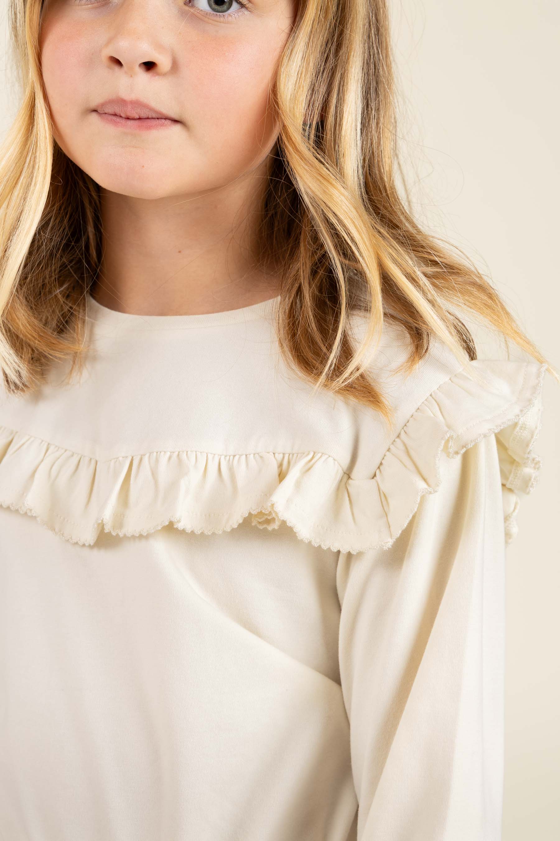 Jersey-bluse med flæser - Tween - Off White | 100863 Talia