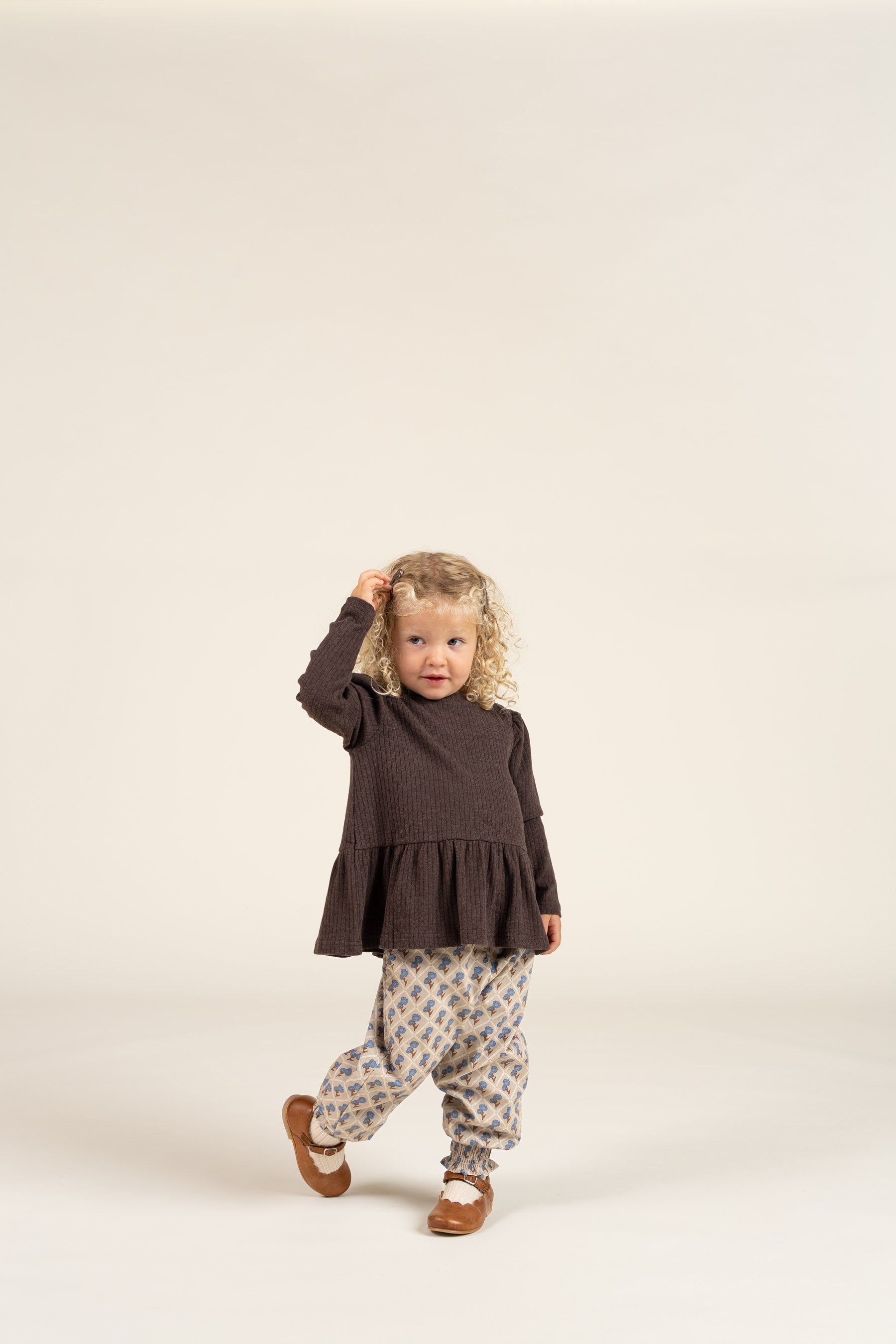 Bukser i bomulds-poplin med Print - Kids - Caffe Latte w. Blue | 100724 Amine