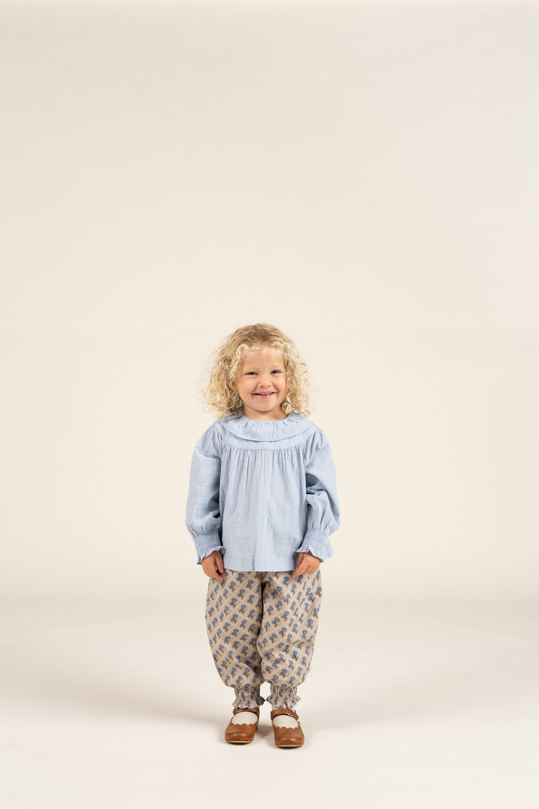 Bukser i bomulds-poplin med Print - Kids - Caffe Latte w. Blue | 100724 Amine