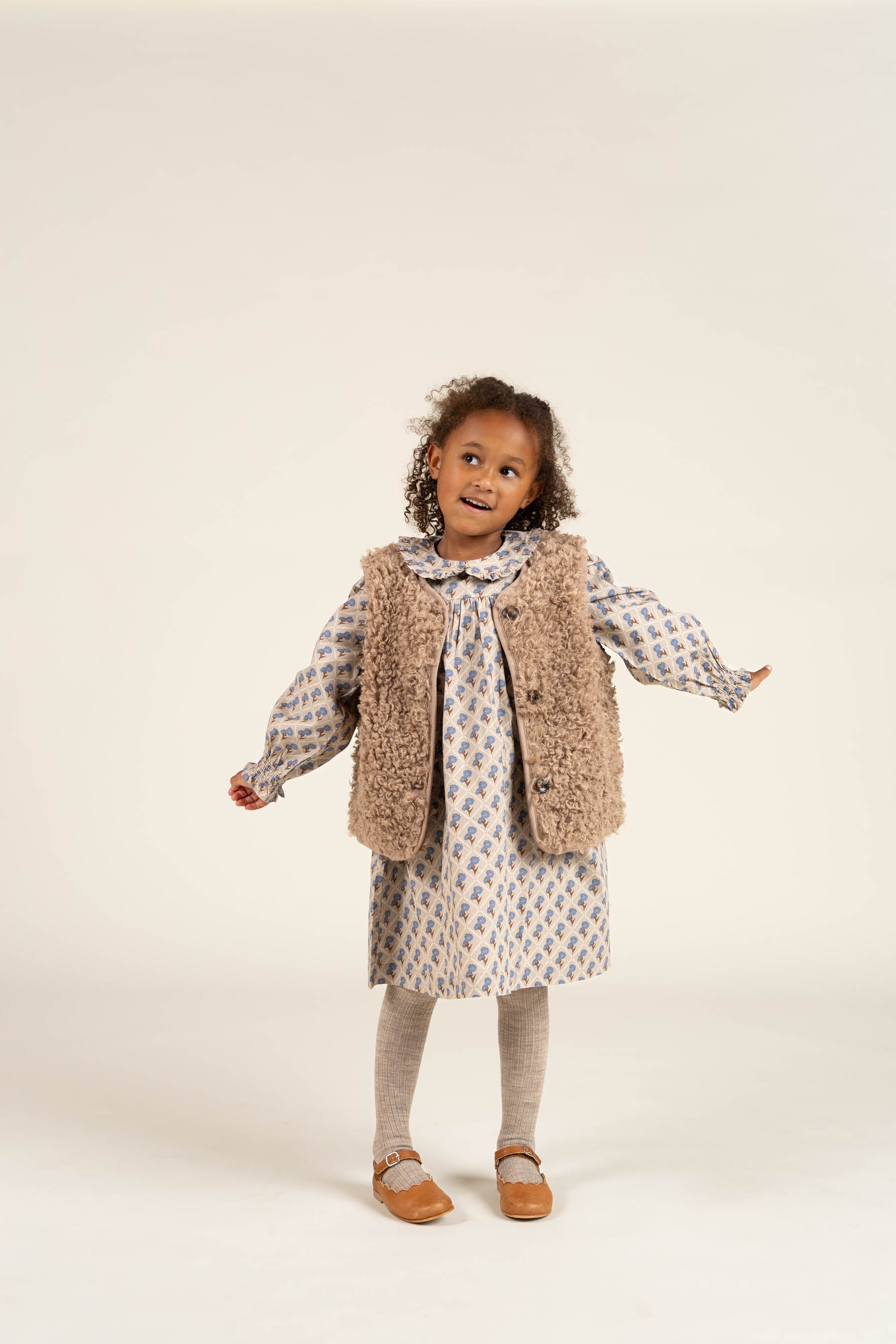 Kjole i bomulds-poplin med Print - Kids - Caffe Latte w. Blue | 100803 Amine