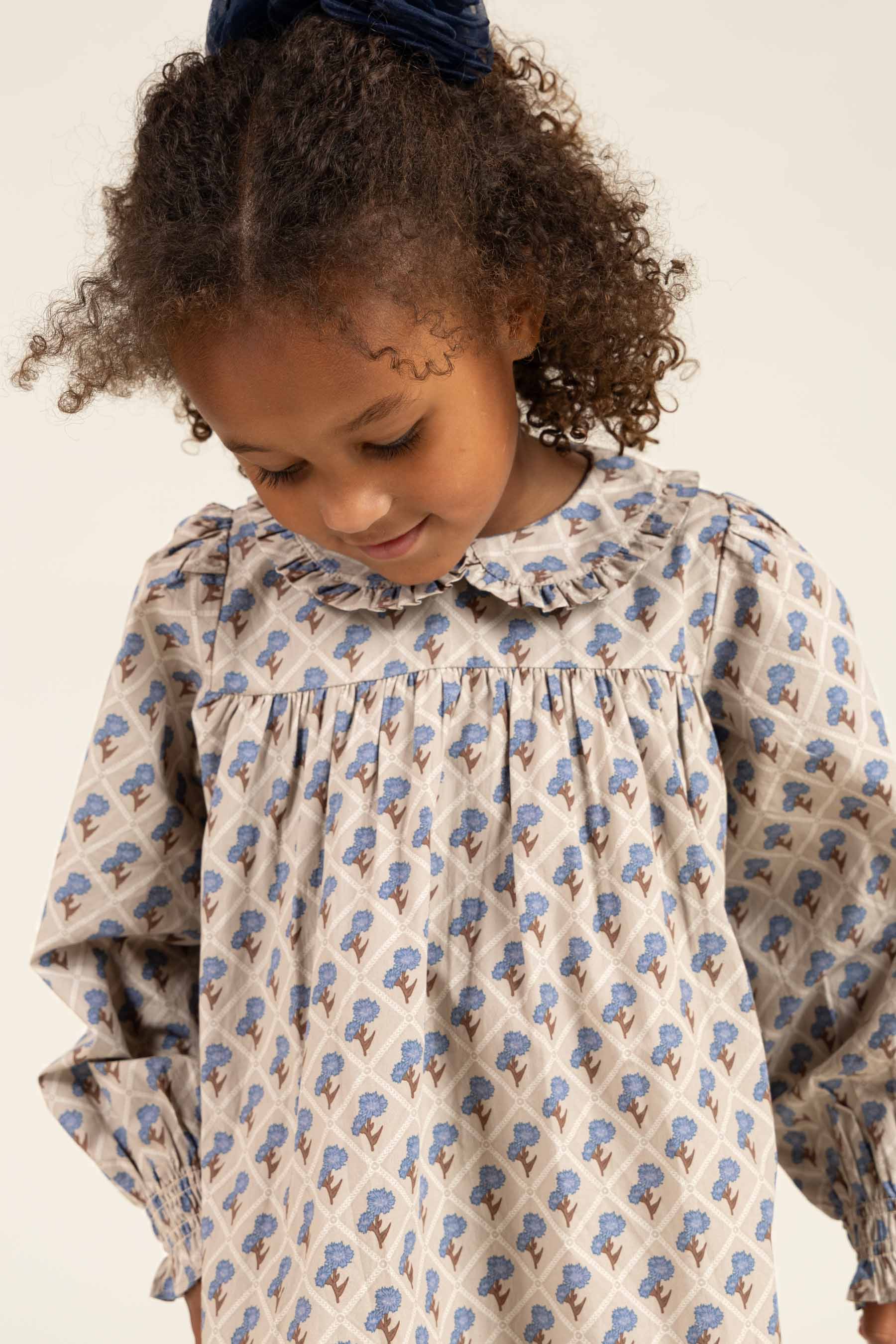 Kjole i bomulds-poplin med Print - Kids - Caffe Latte w. Blue | 100803 Amine
