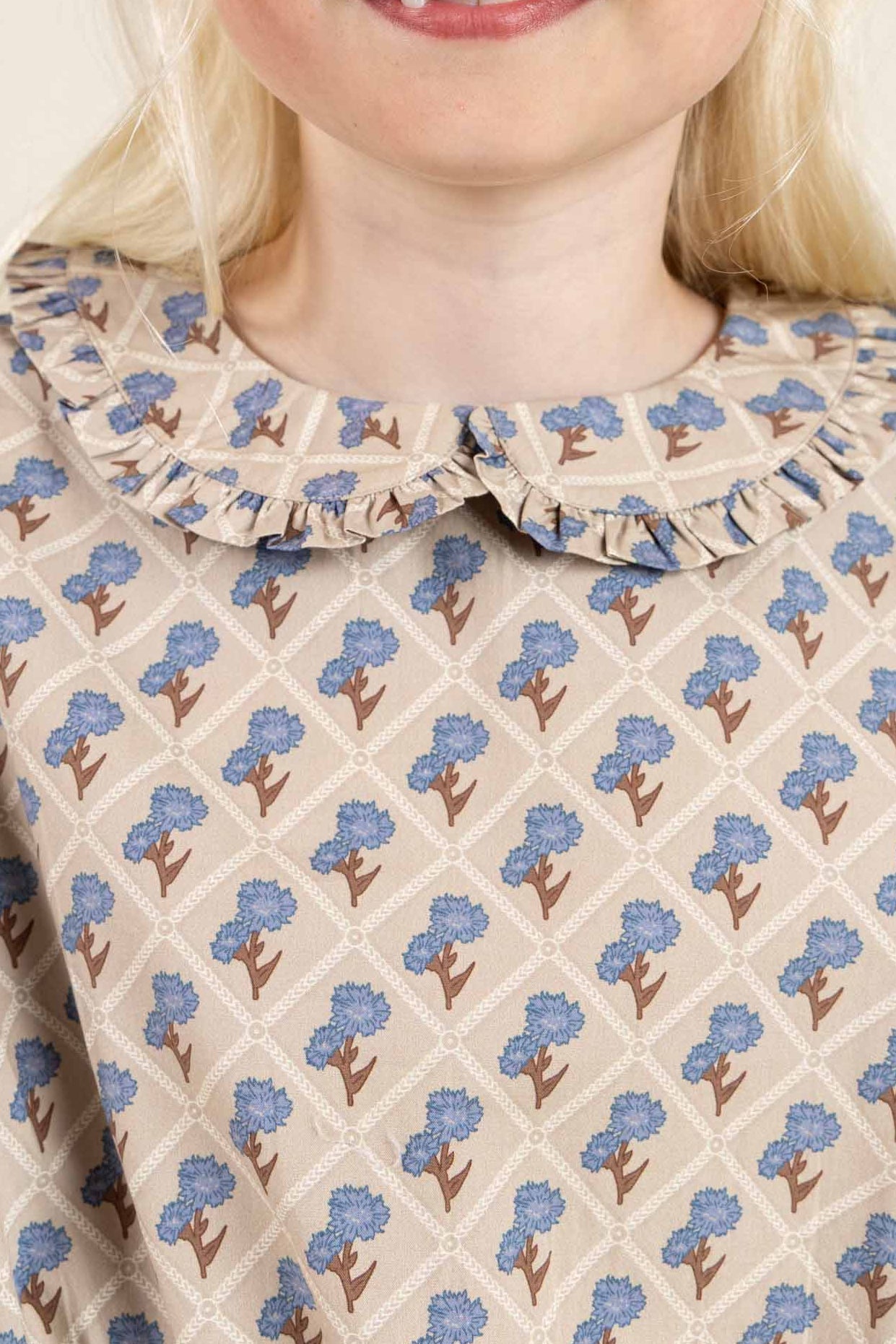 Printed Bomuld-Poplin Bluse med Krave - Kids - Caffe Latte w. Blue | 100726 Amine