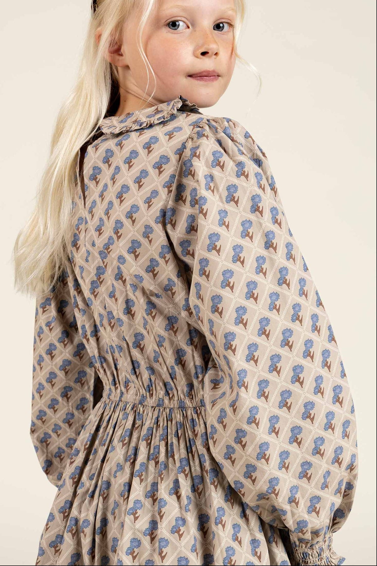 Kjole i bomulds-poplin med Print og elastik i taljen - Tween - Caffe Latte w. Blue | 100801 Amine