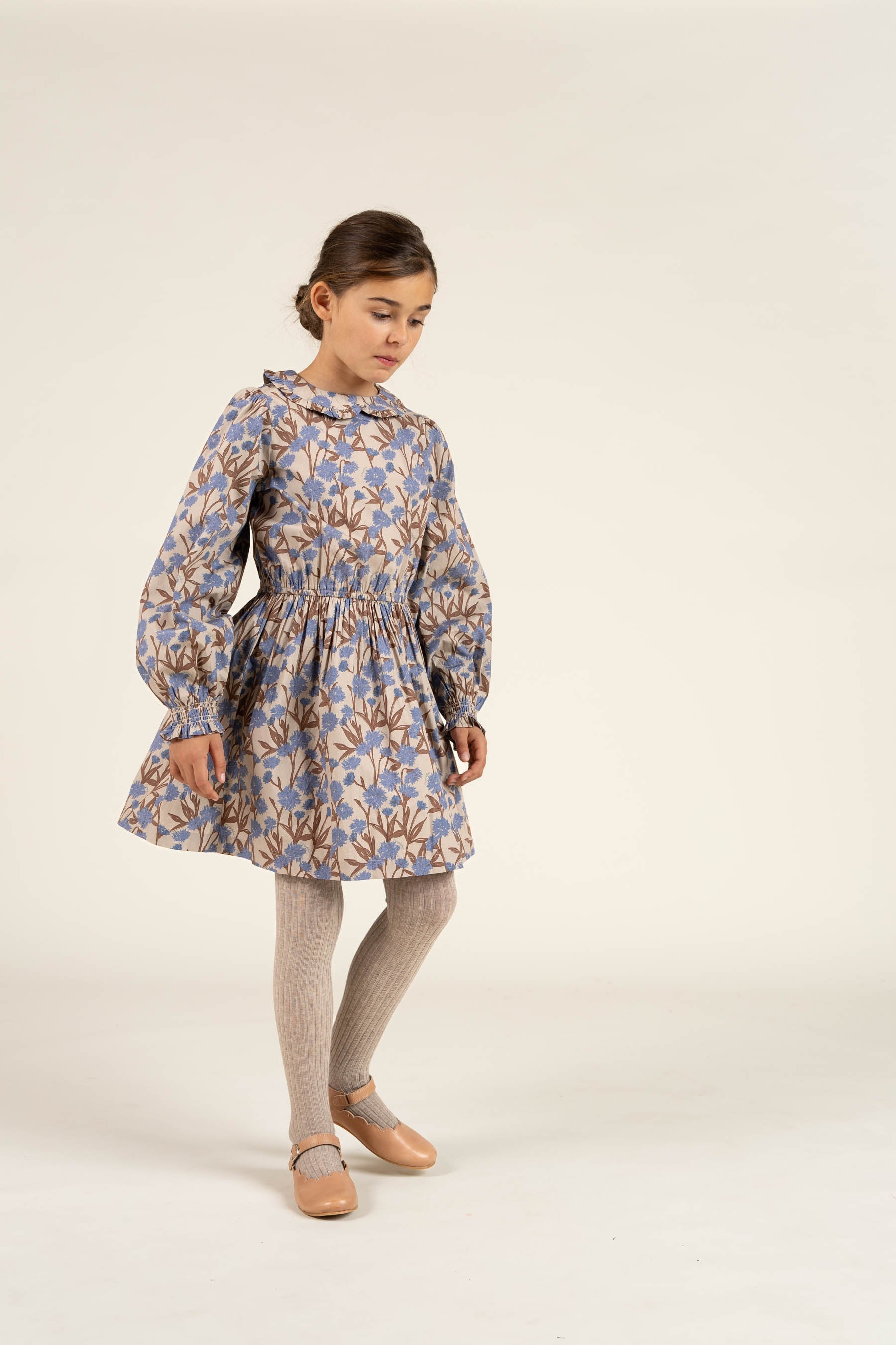 Kjole i bomulds-poplin med Print og elastik i taljen - Tween - Blue / Brown | 100719 Amy