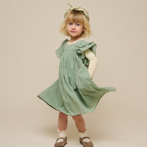 Bomuldskjole med bølgebånd og flæse - Kids - Dusty Green | 101035 Alma