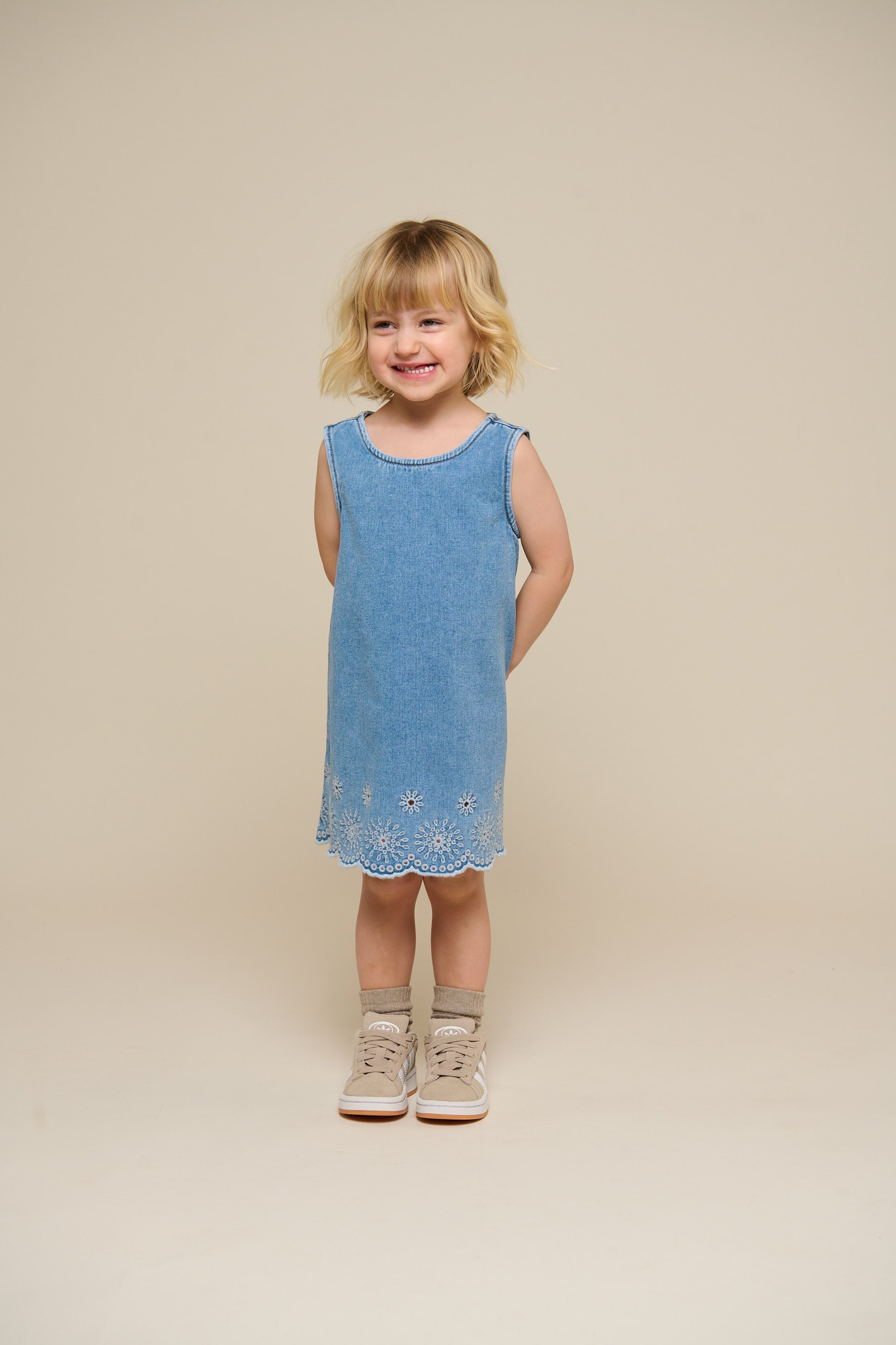 Broderet kort denimkjole - Kids - Light Blue Denim | 101018 Vera