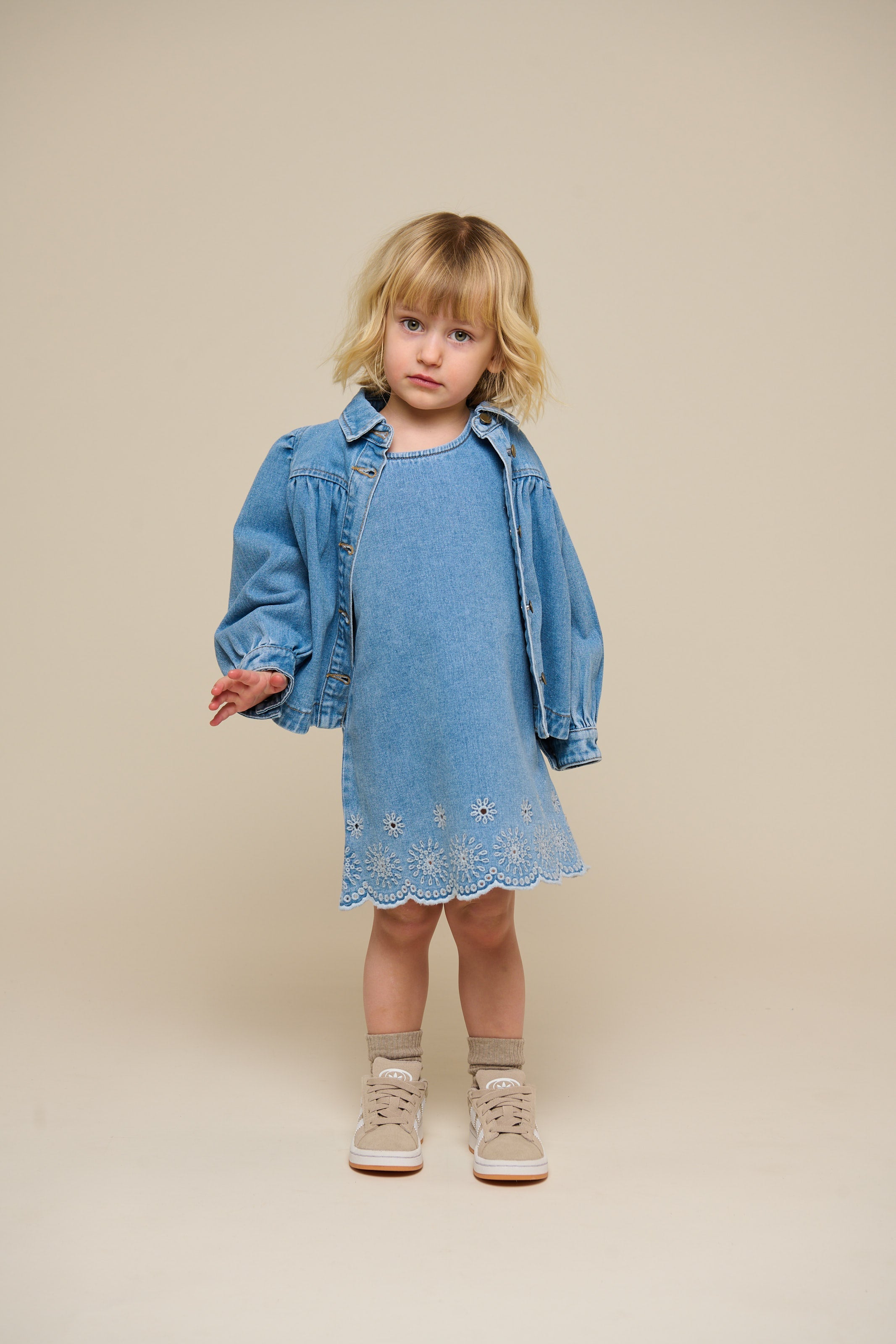 Broderet kort denimkjole - Kids - Light Blue Denim | 101018 Vera
