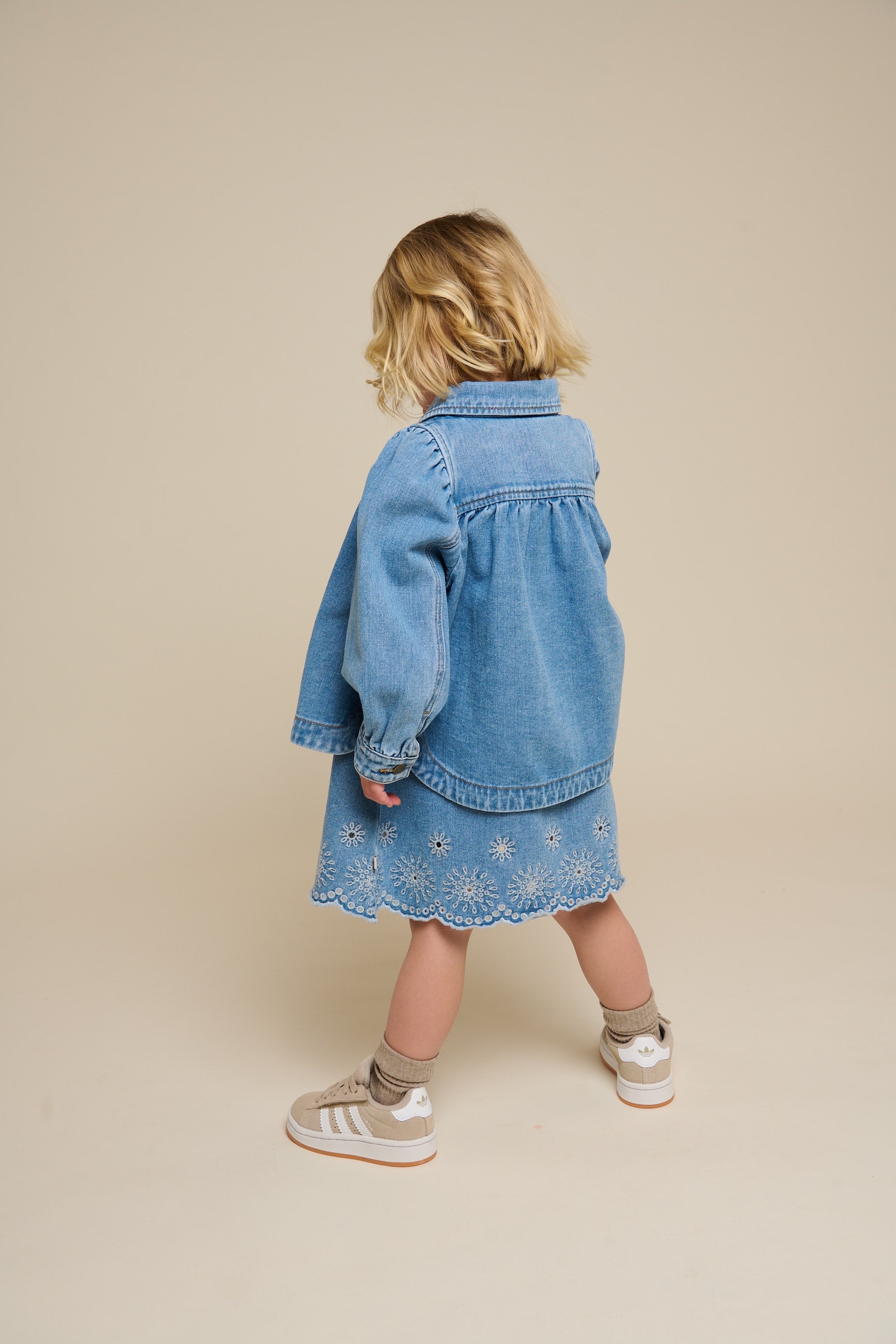 Broderet kort denimkjole - Kids - Light Blue Denim | 101018 Vera