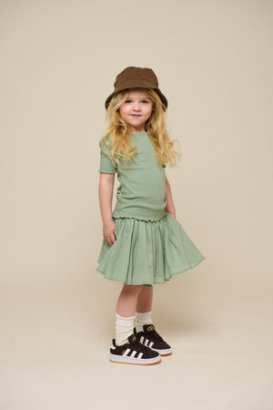 Bomuldsnederdel med bølgebånd og flæse - Kids - Dusty Green | 101038 Alma