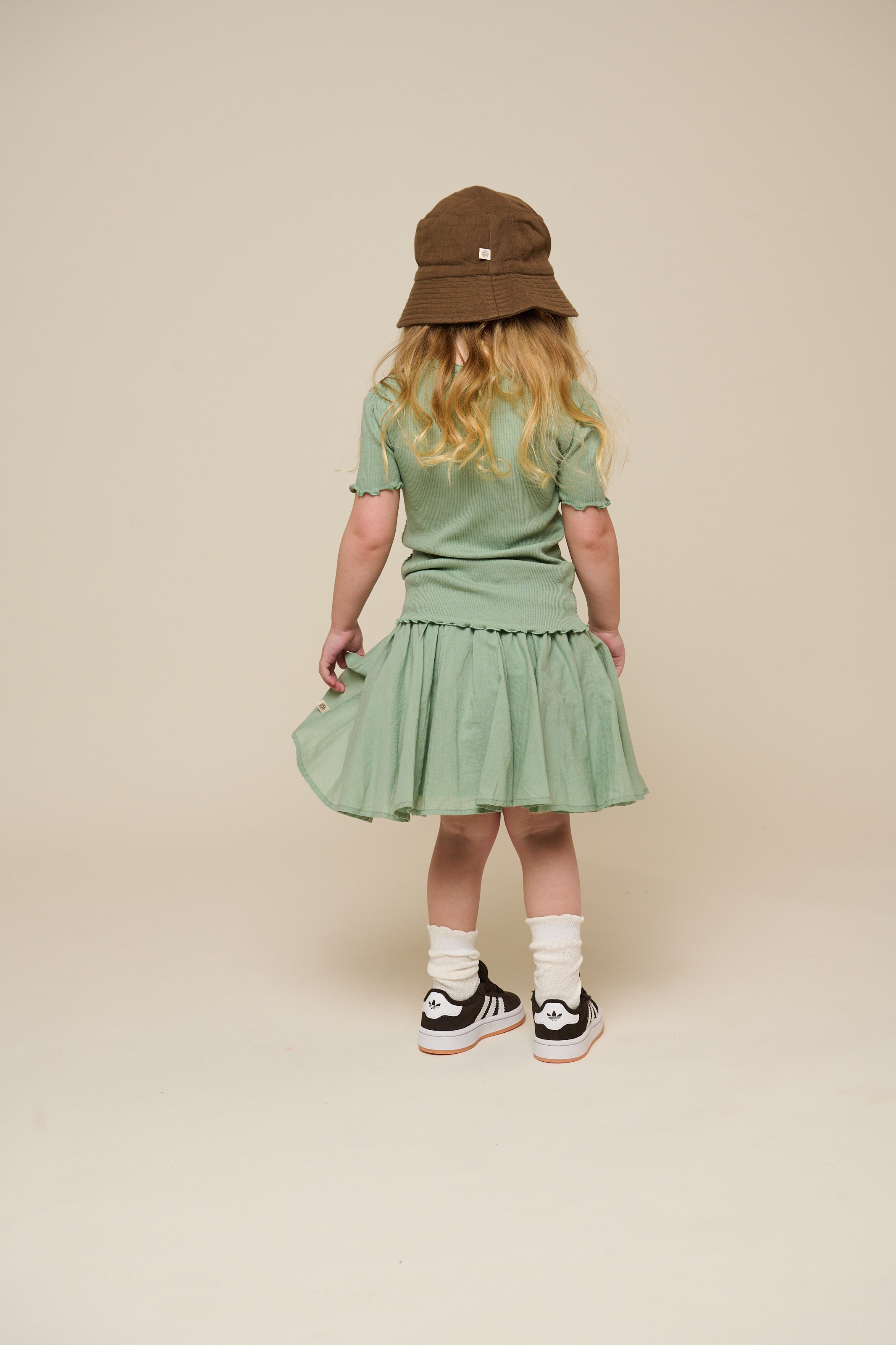 Bomuldsnederdel med bølgebånd og flæse - Kids - Dusty Green | 101038 Alma