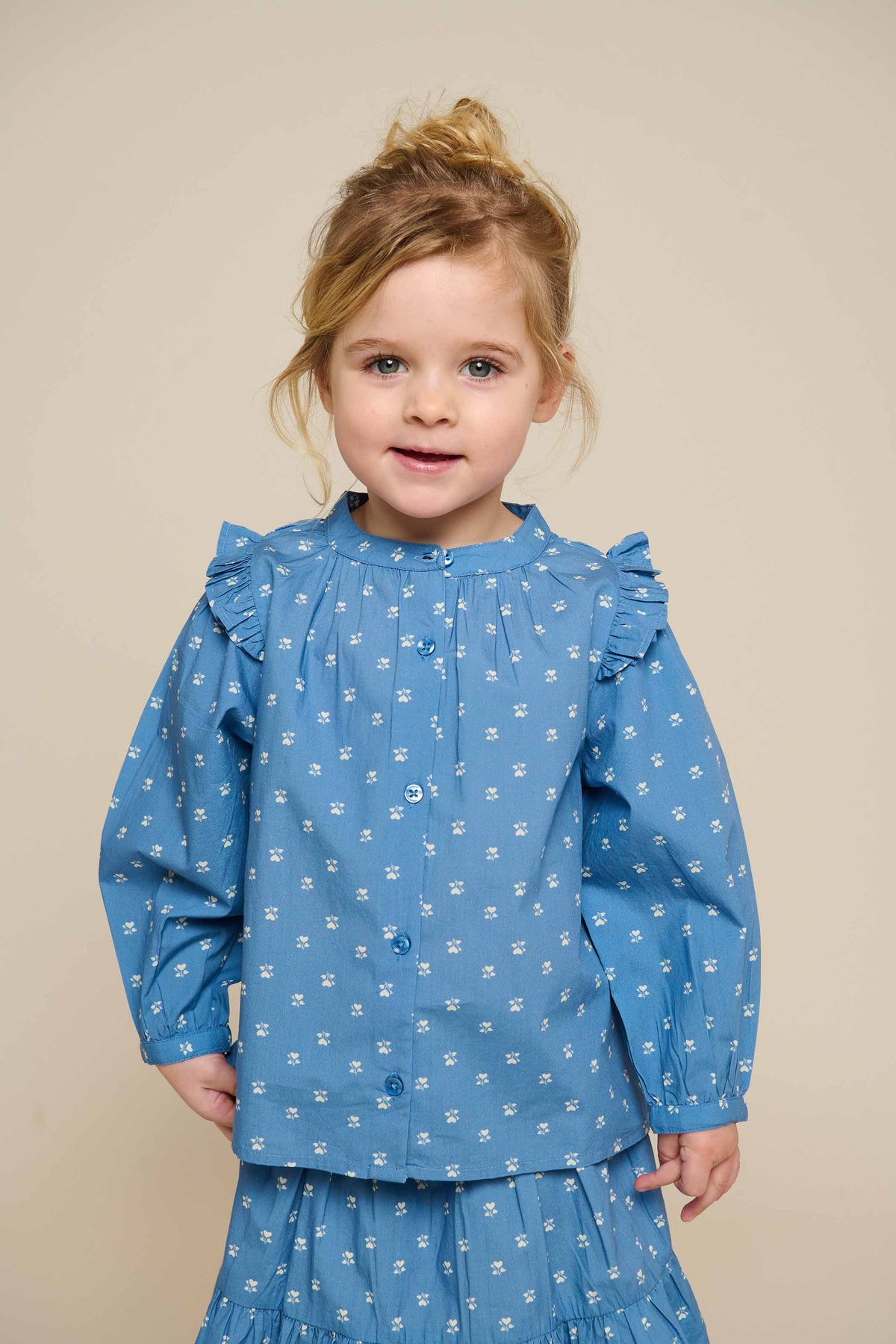 Skjortebluse i printet poplin - Kids - Dusty Blue | 101056 Camilla