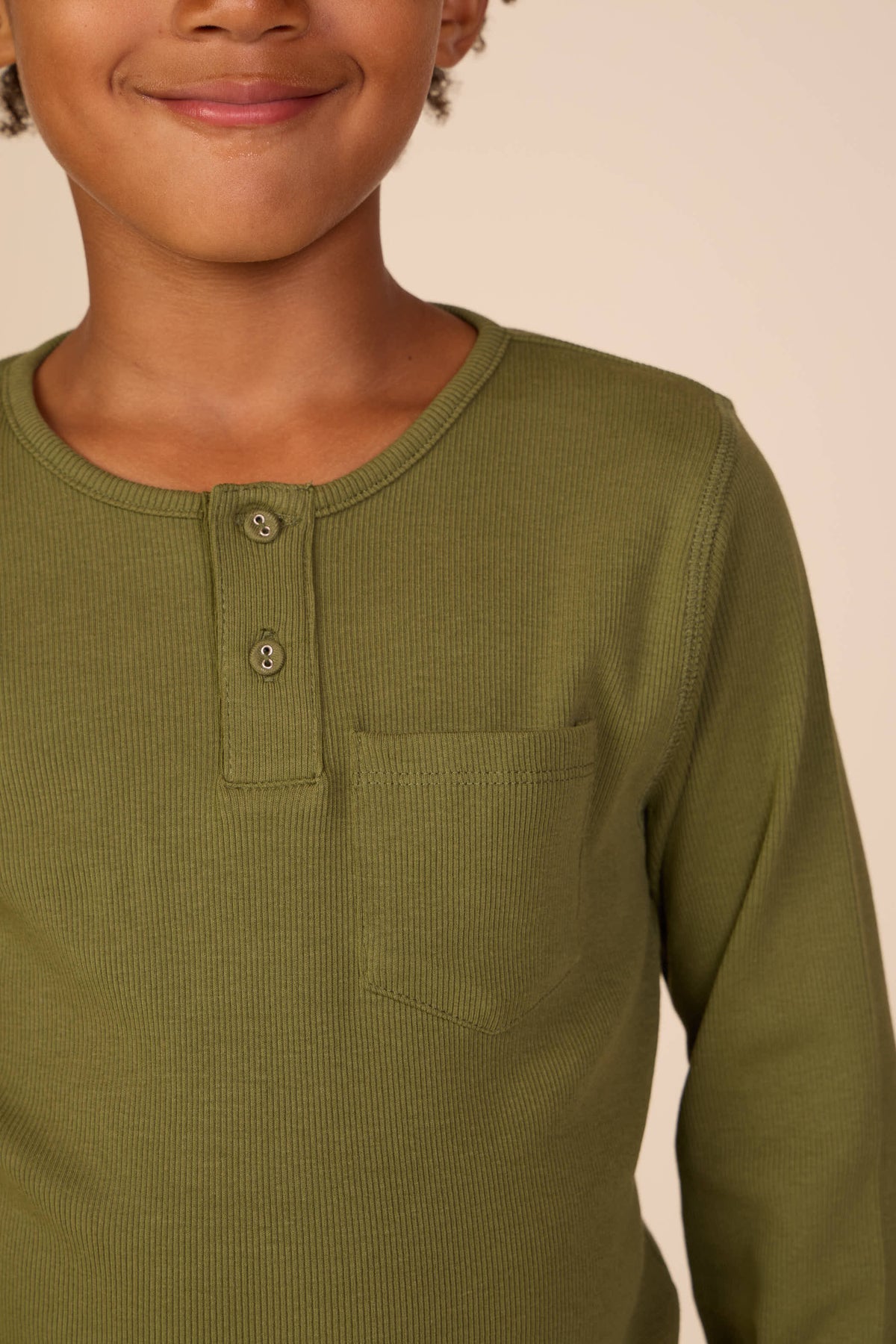 Ribbet langærmet T-shirt med stolpelukning Tween - Moss Green | 101594 Conrad