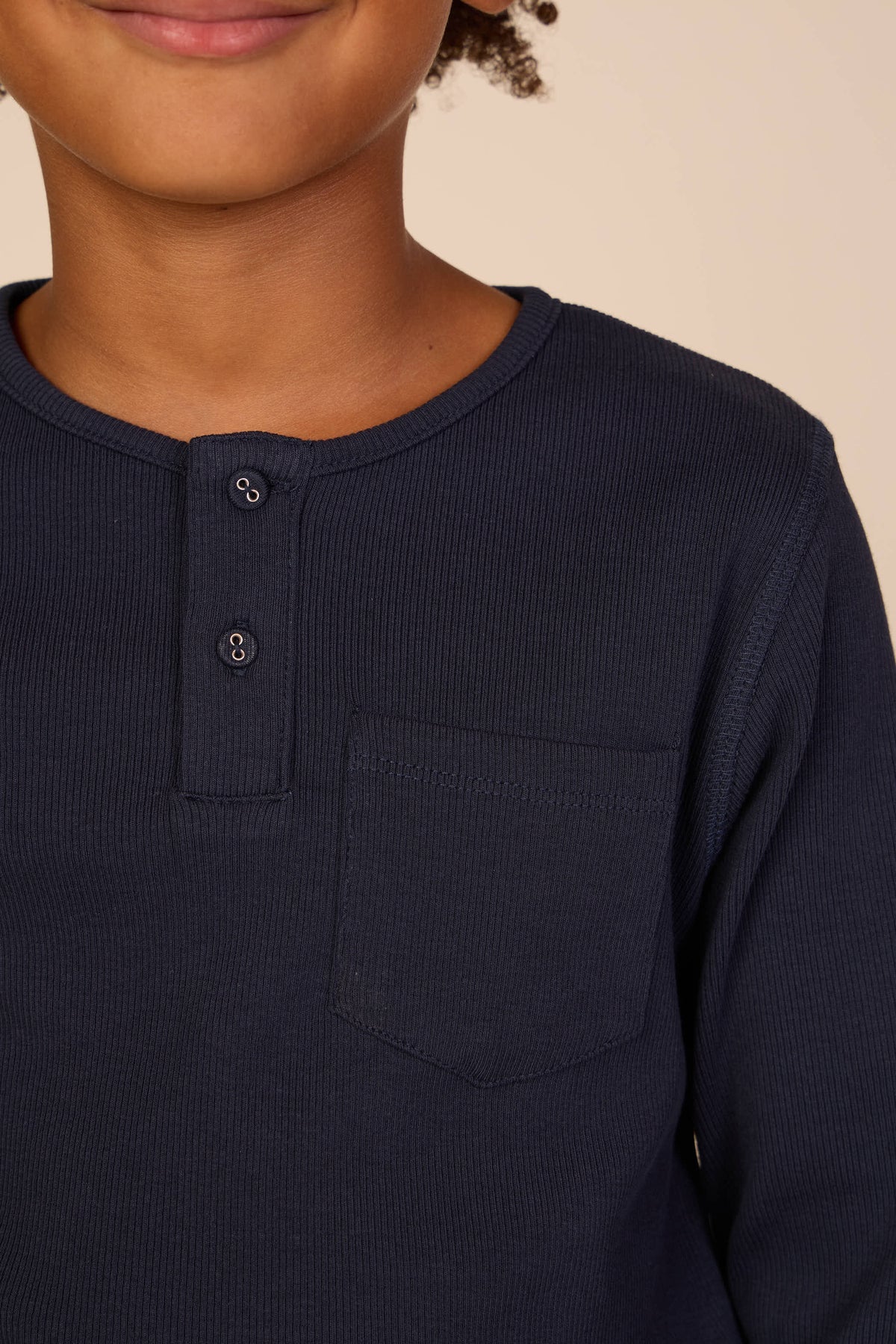 Ribbet langærmet T-shirt med stolpelukning Tween - Navy | 101592 Conrad
