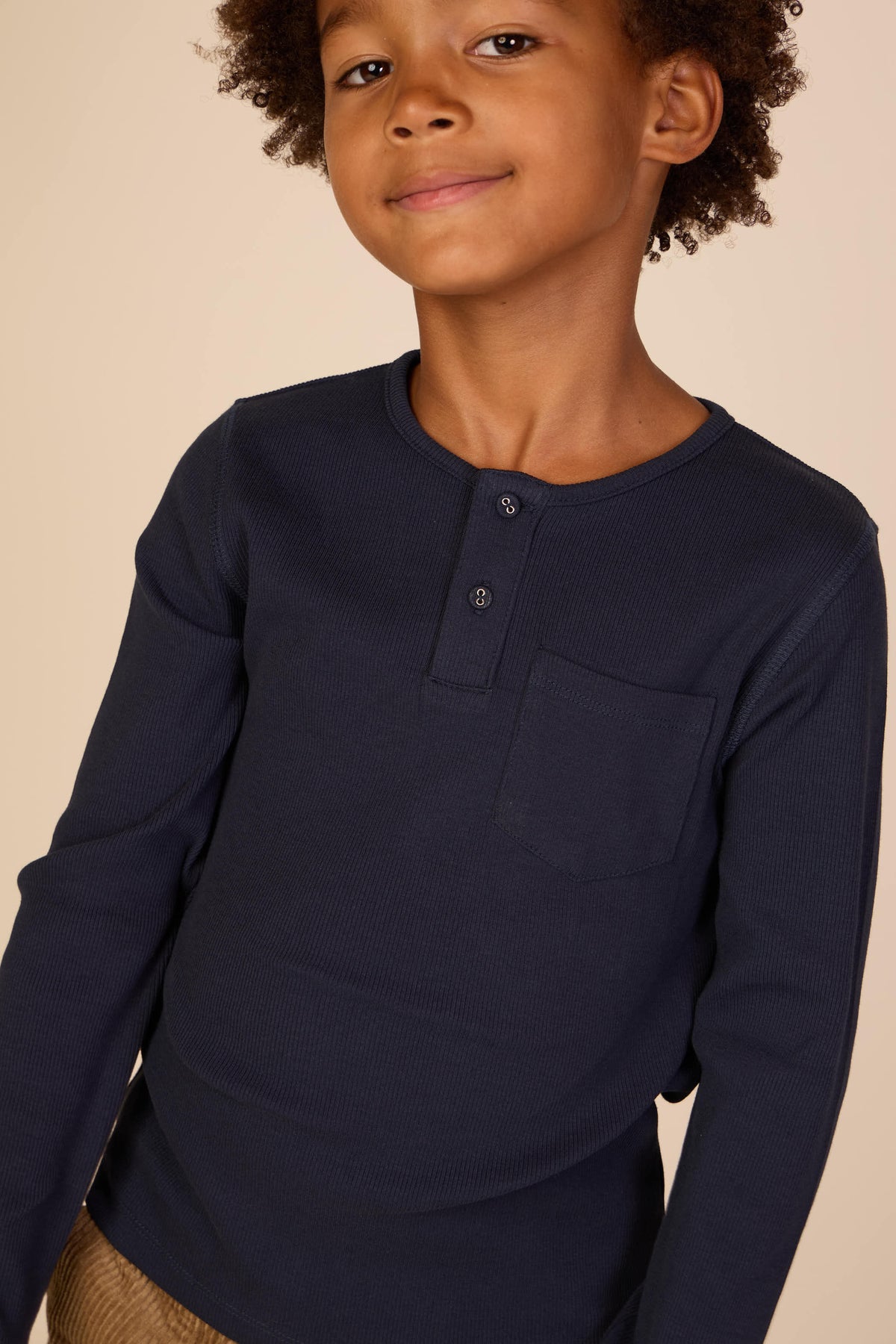 Ribbet langærmet T-shirt med stolpelukning Tween - Navy | 101592 Conrad