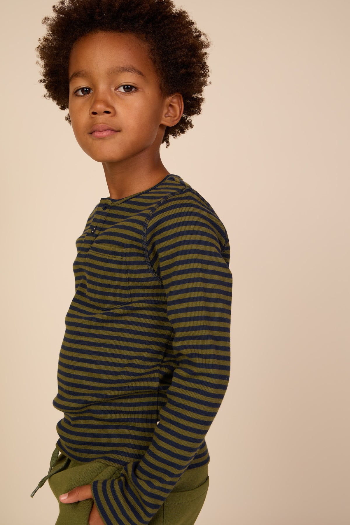 Ribbet langærmet T-shirt med stolpelukning Tween - Moss Green/Navy Stripe | 101596 Conrad