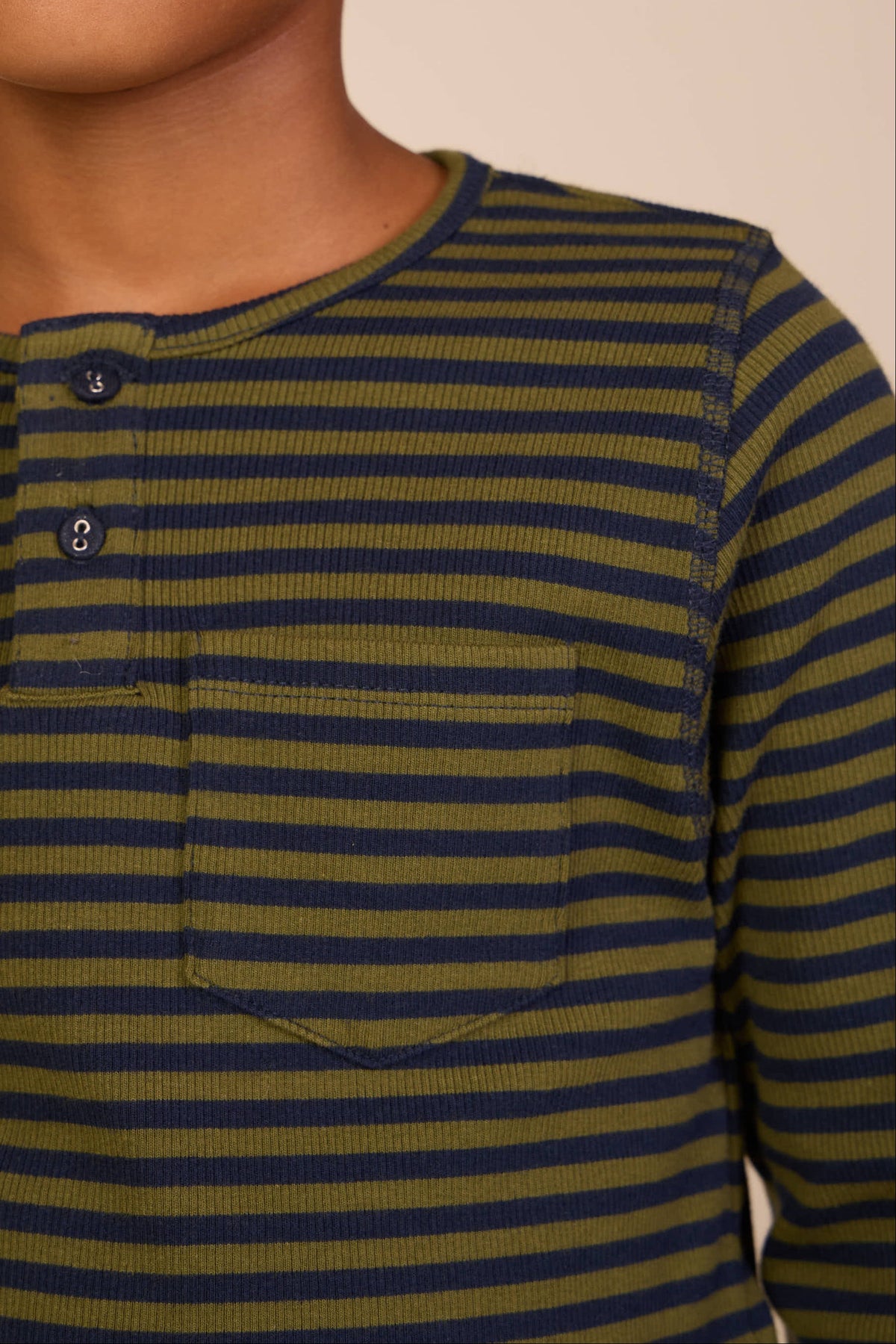 Ribbet langærmet T-shirt med stolpelukning Kids - Moss Green/Navy Stripe | 101595 Conrad