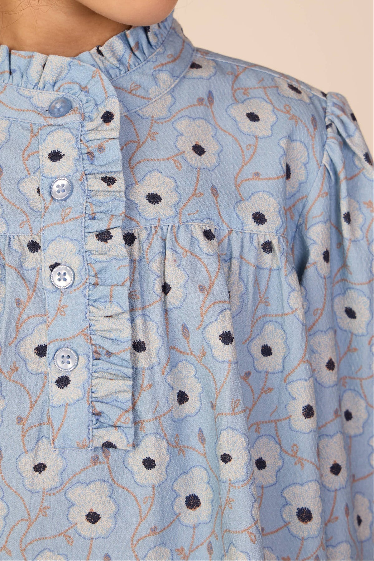 Blomstret bomuldsbluse med stolpelukning Kids - Blue/Brown | 101435 Nova