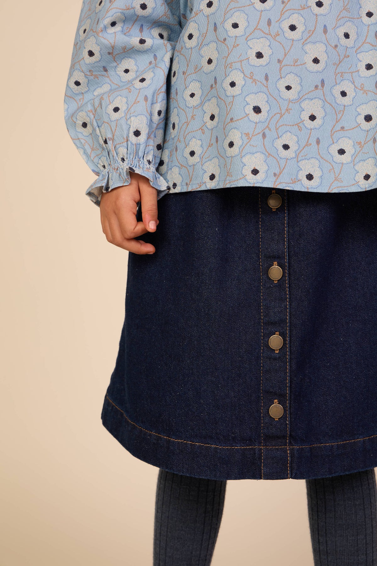 Blomstret bomuldsbluse med stolpelukning Kids - Blue/Brown | 101435 Nova