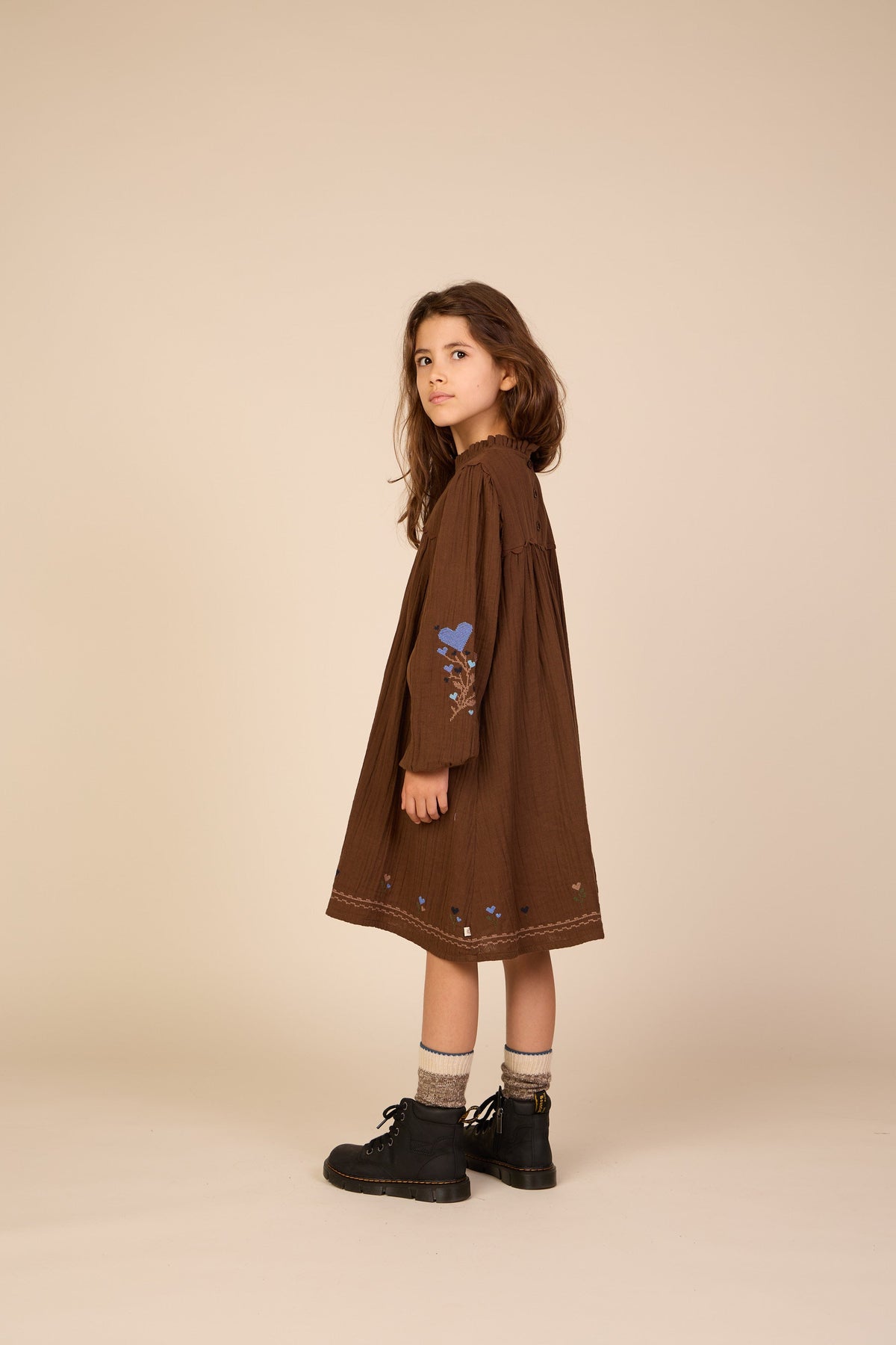 Double gauze-kjole med korsstingsbroderi Tween - Brown | 101468 Laureen
