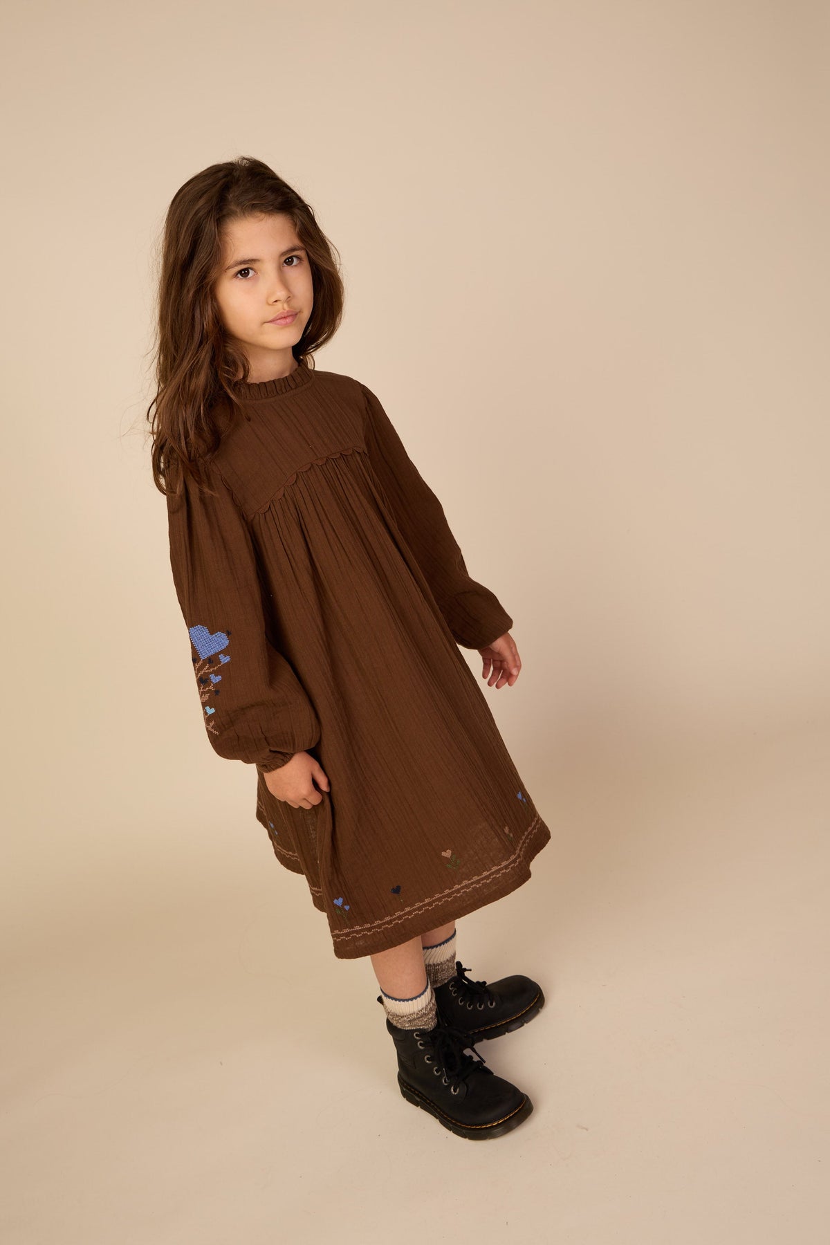Double gauze-kjole med korsstingsbroderi Tween - Brown | 101468 Laureen