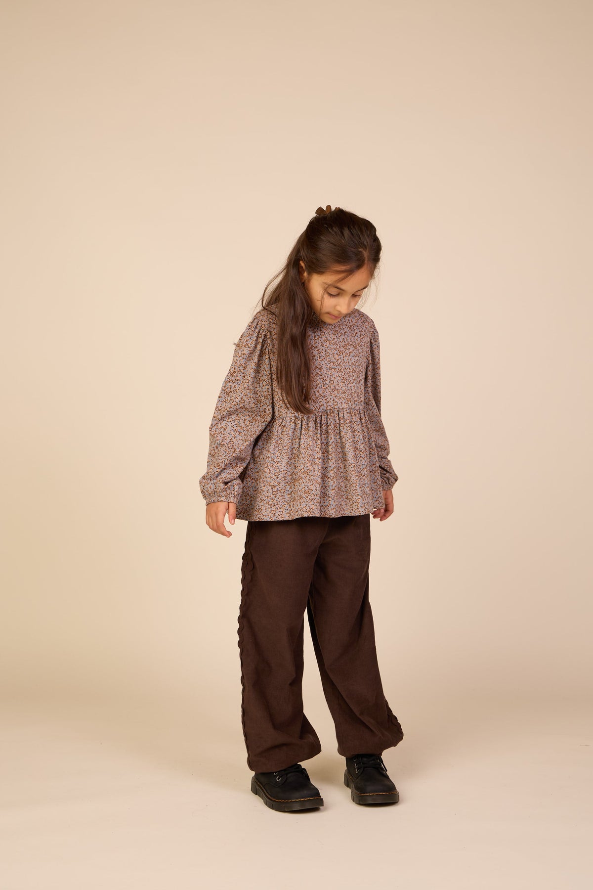 Småblomstret jerseybluse med peplum Tween - Blue/Brown | 101542 Heidi