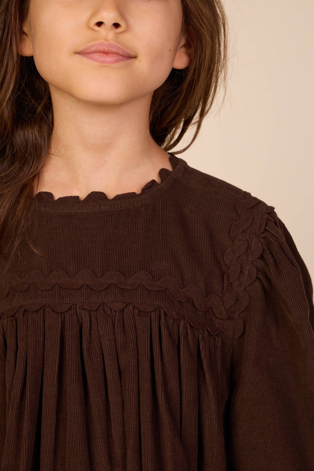 Fløjlskjole med zig-zag bånd Tween - Dark Brown | 101474 Sille