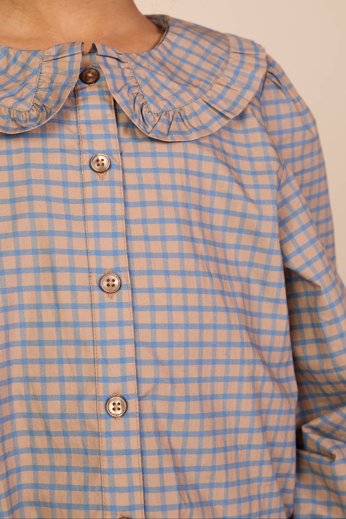 Poplin-bluse med flæsekrave Kids - Blue Check | 101451 Julia