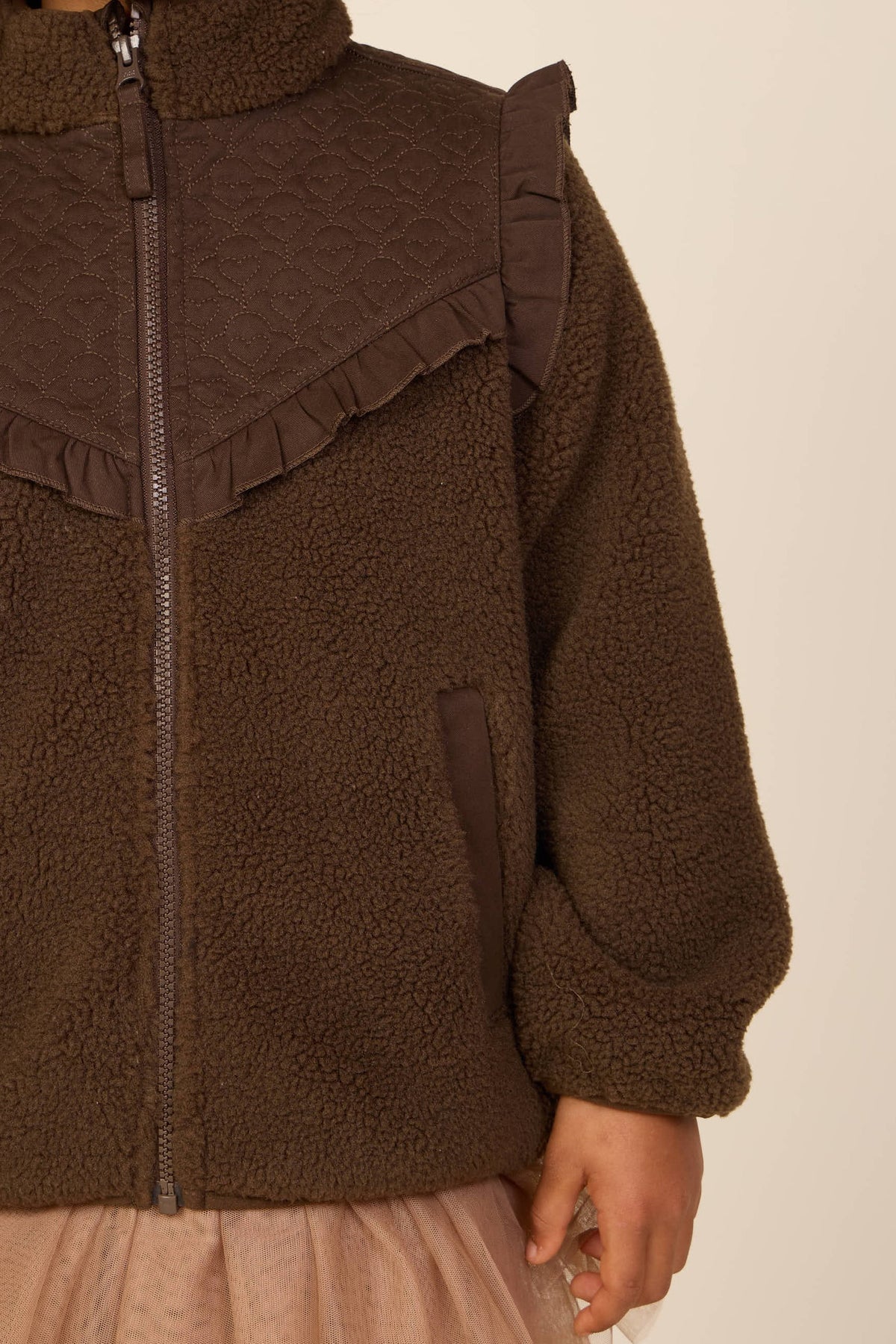 Teddyjakke med quiltet bærestykke Kids - Dark Brown | 101683 Hailey