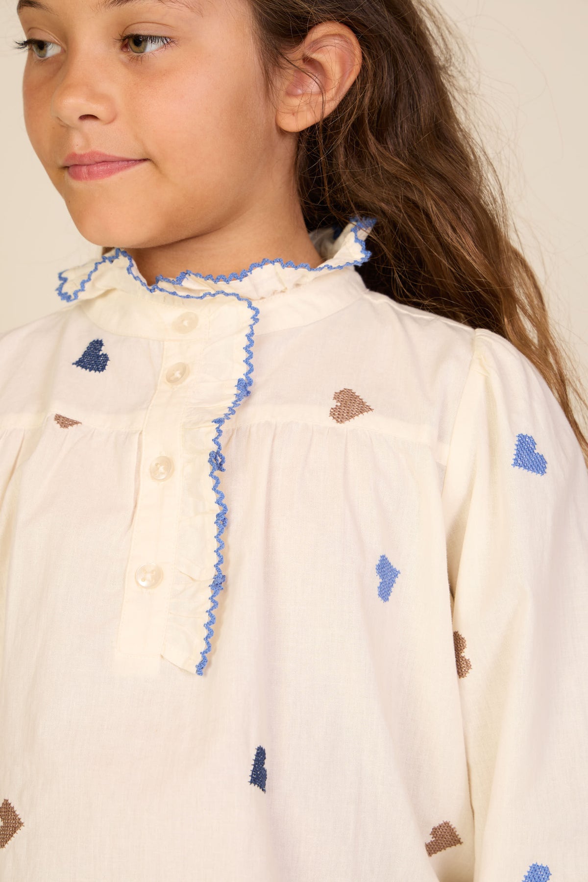 Bomuldsbluse med hjertebroderi Tween - Blue/Brown | 101456 Elina