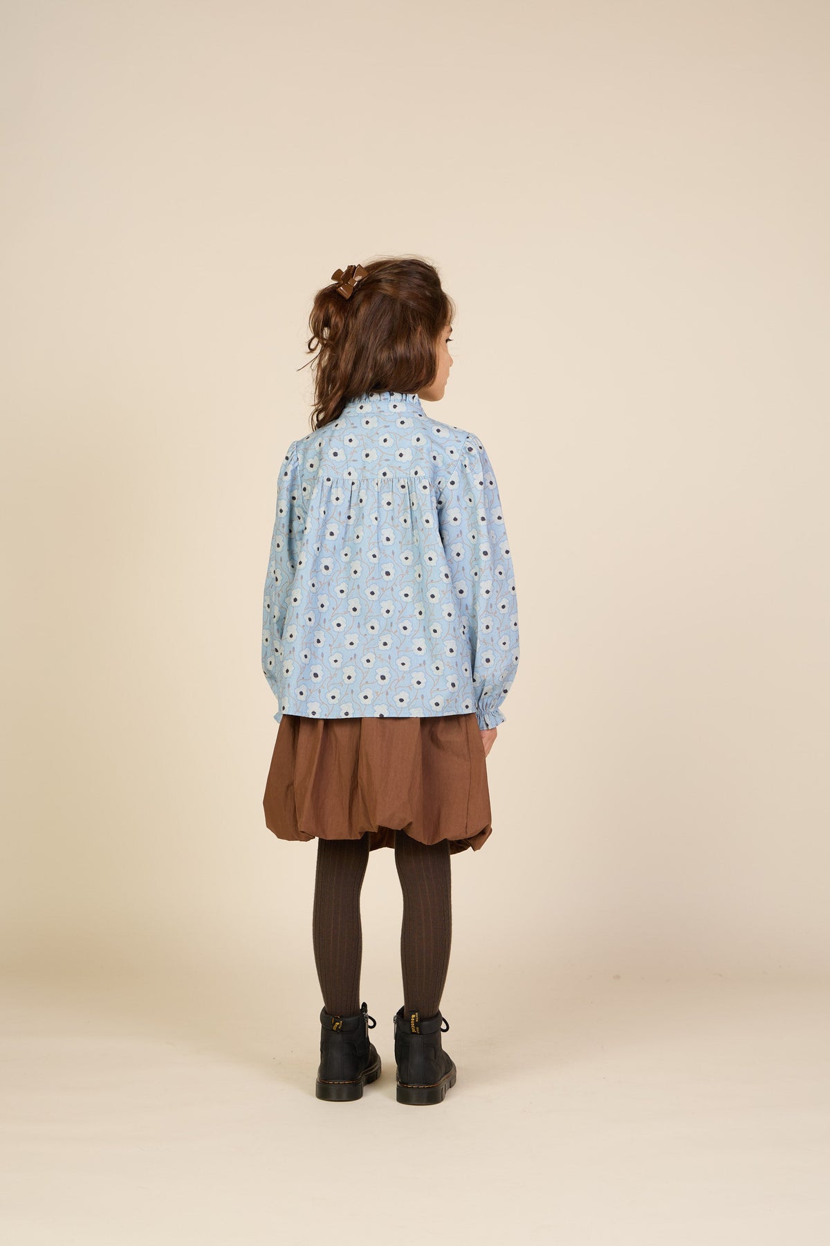 Blomstret bomuldsbluse med stolpelukning Tween - Blue/Brown | 101436 Nova