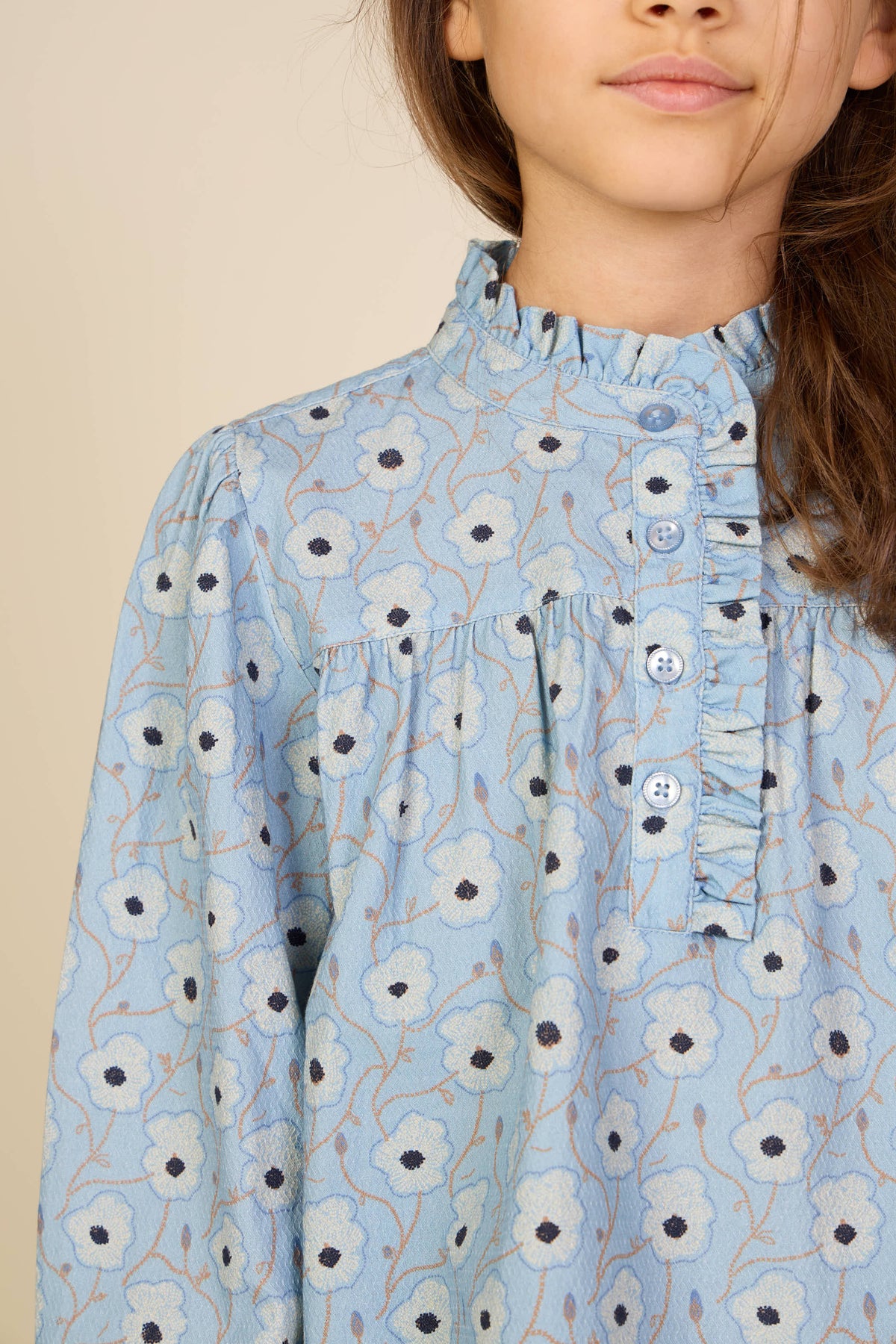 Blomstret bomuldsbluse med stolpelukning Tween - Blue/Brown | 101436 Nova