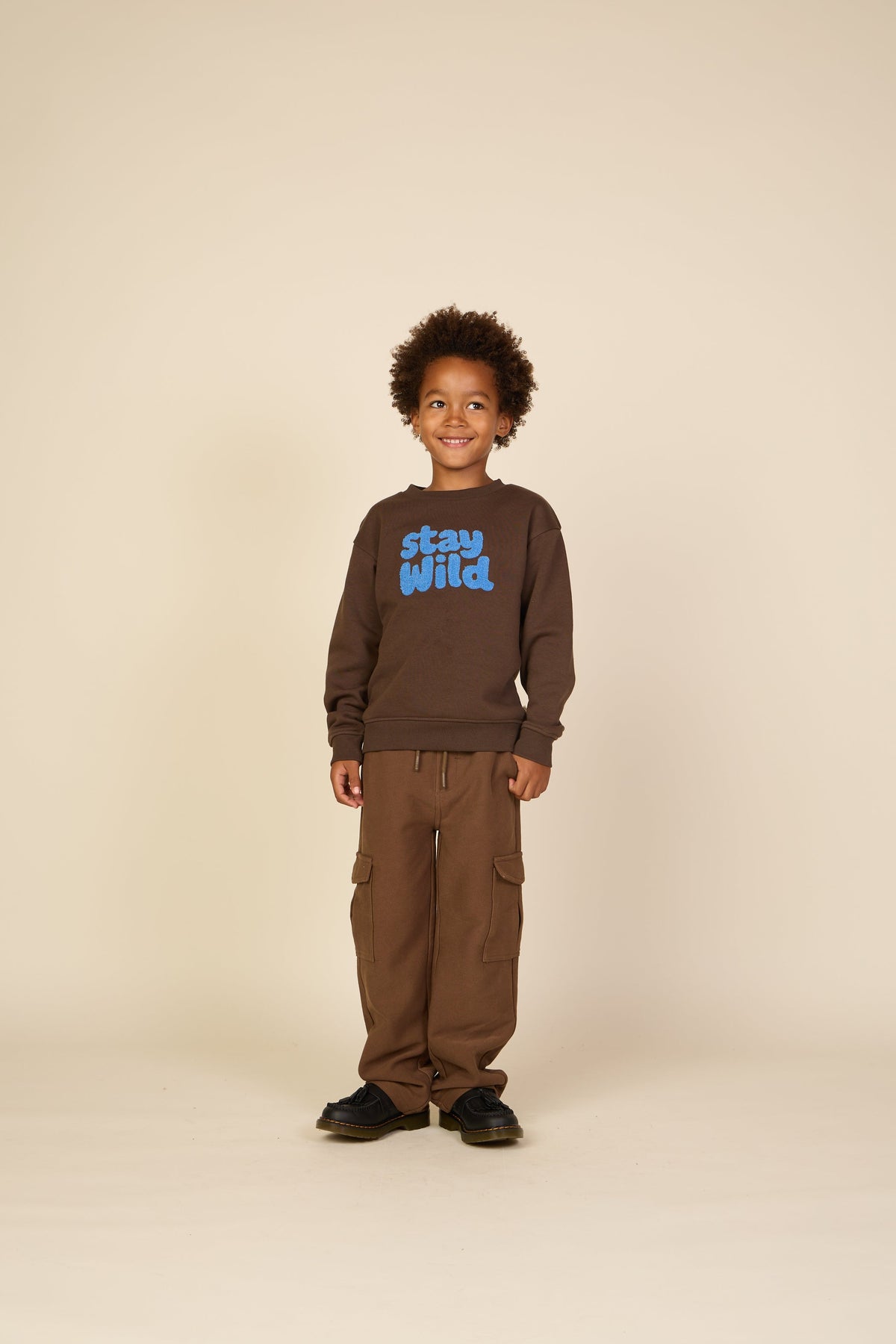 Rundhalset sweatshirt med frottébroderi Tween - Dark Brown | 101623 Joel