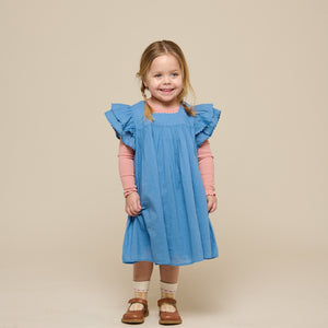 Bomuldskjole med bølgebånd og flæse - Kids - Dusty Blue | 101036 Alma