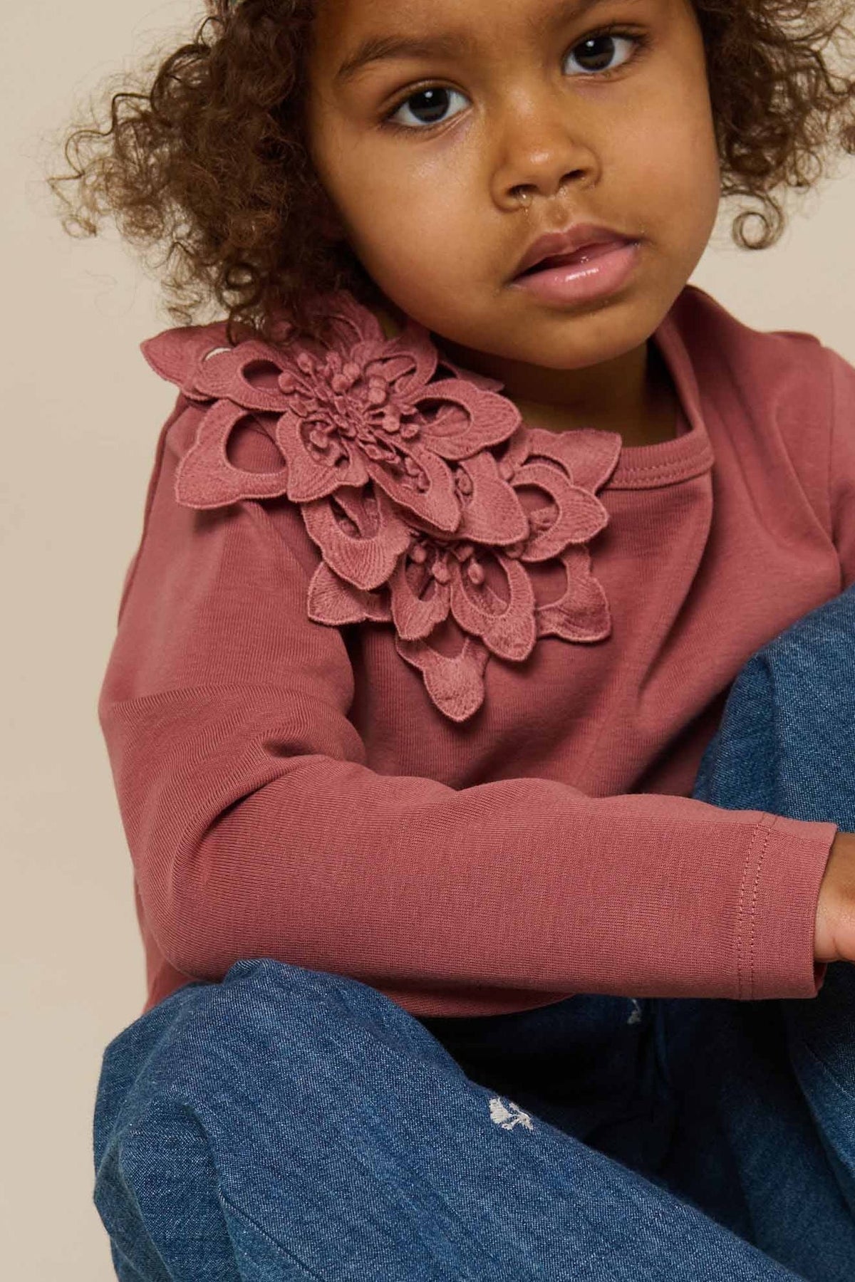 T-shirt med blomsterapplikation - Kids - Old Rose | 101233 Sarah