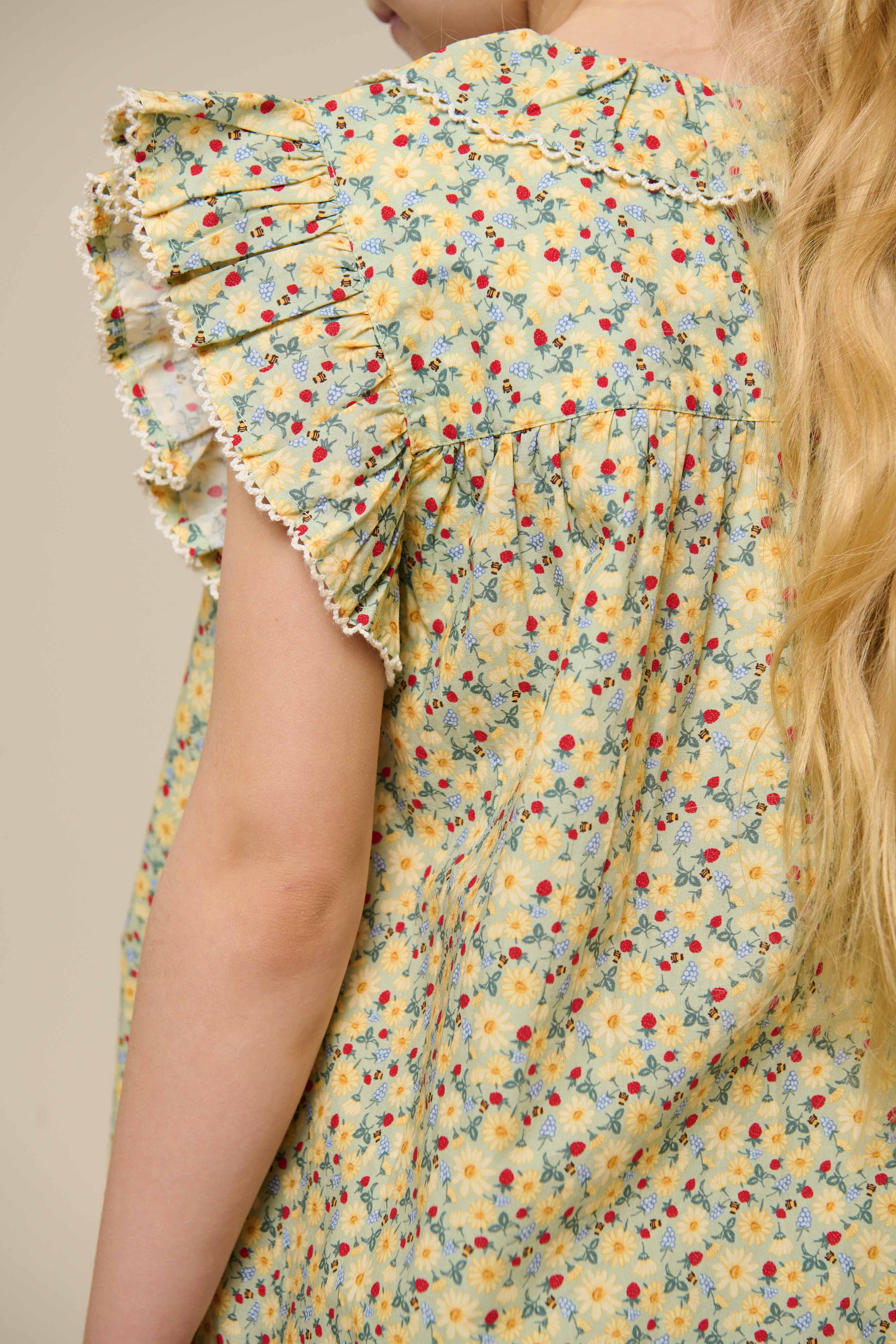 Poplintop med blomsterprint og flæse - Tween - Green | 100951 Poppy